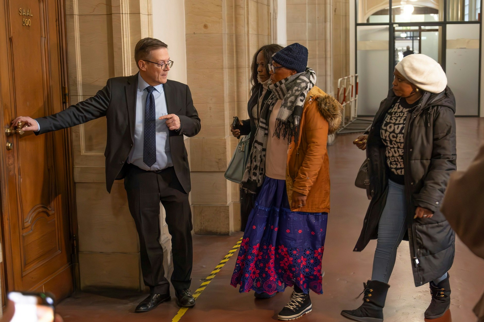 Roland Weber mit den Hinterbliebenen von William C. auf dem Weg in den Gerichtssaal.