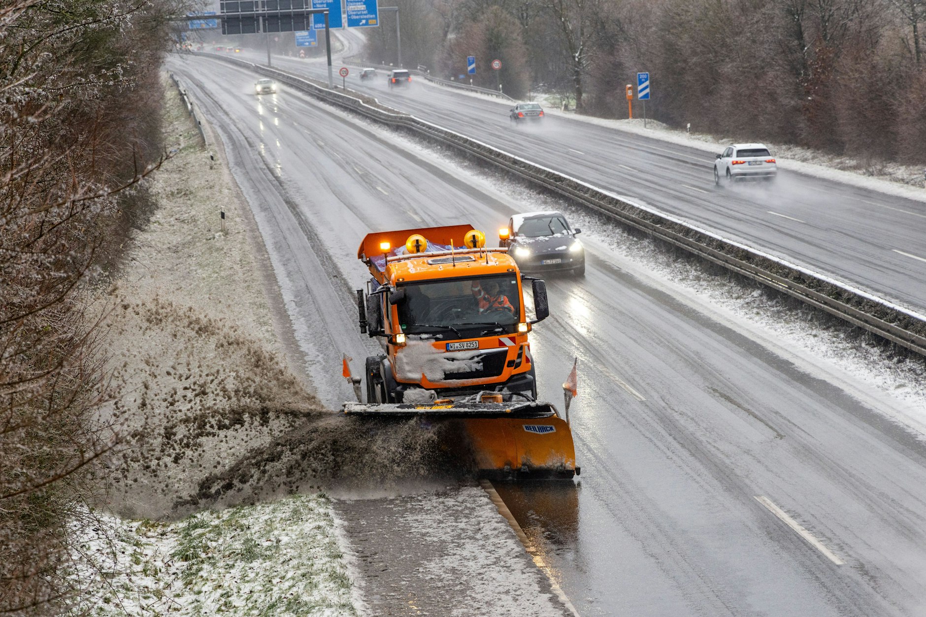 Nur wenig Verkehr auf der A661 bei Oberursel in Hessen: Ein Fahrzeug des Winterdienstes macht die Autobahn eisfrei.