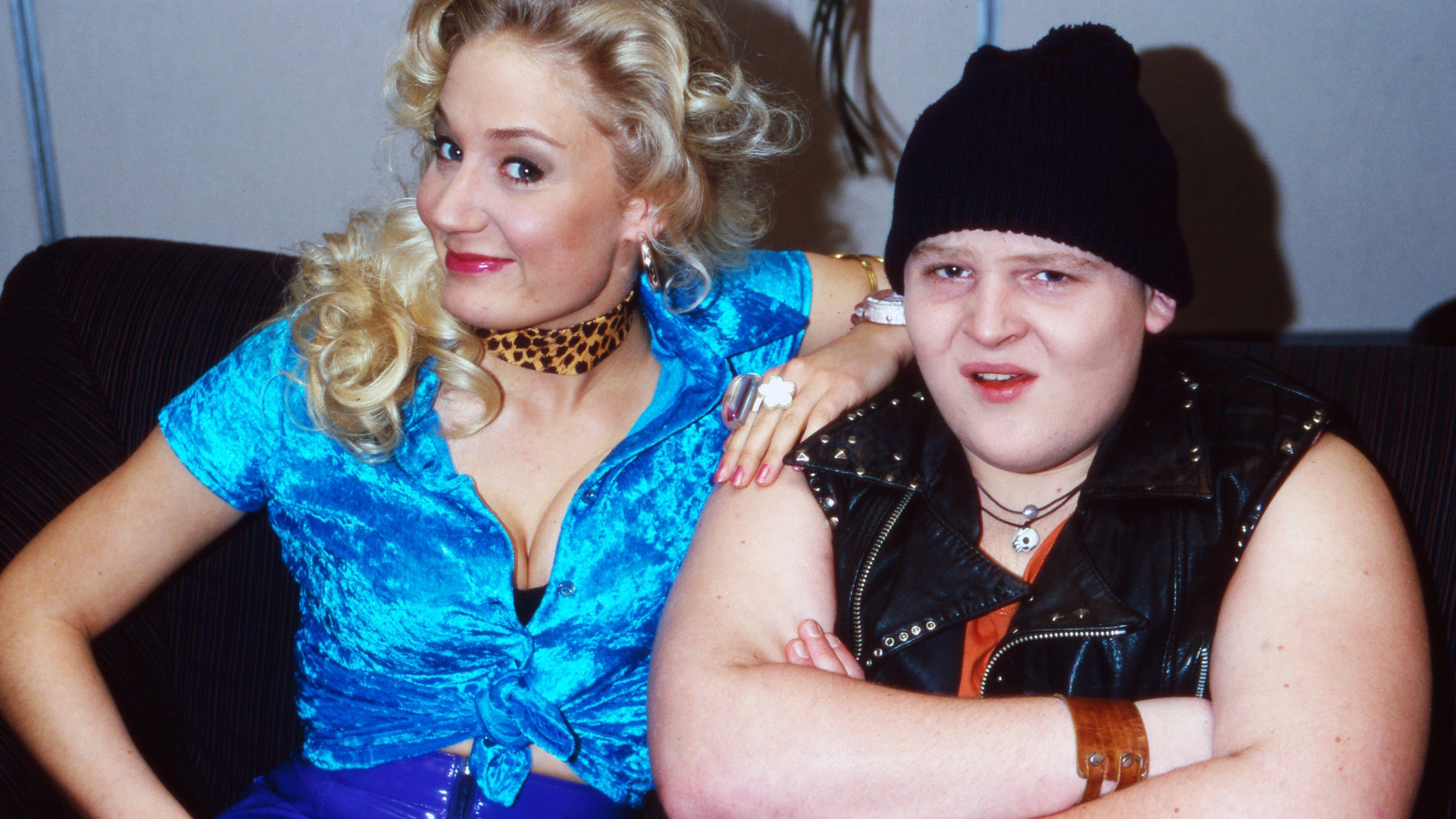 Axel Stein mit Janine Kunze in der TV-Comedy-Serie „Hausmeister Krause - Ordnung muss sein“.