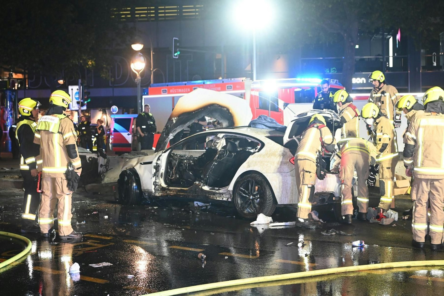 Im Mai vergangenen Jahres: Der Fahrer eines hochmotorisierten BMW mit ukrainischen Kennzeichen rast über den Tauentzien, verliert die Kontrolle über das Auto, rast in die Betonbegrenzung auf der Mittelinsel und geht in Flammen auf. Zwei Menschen sterben. 