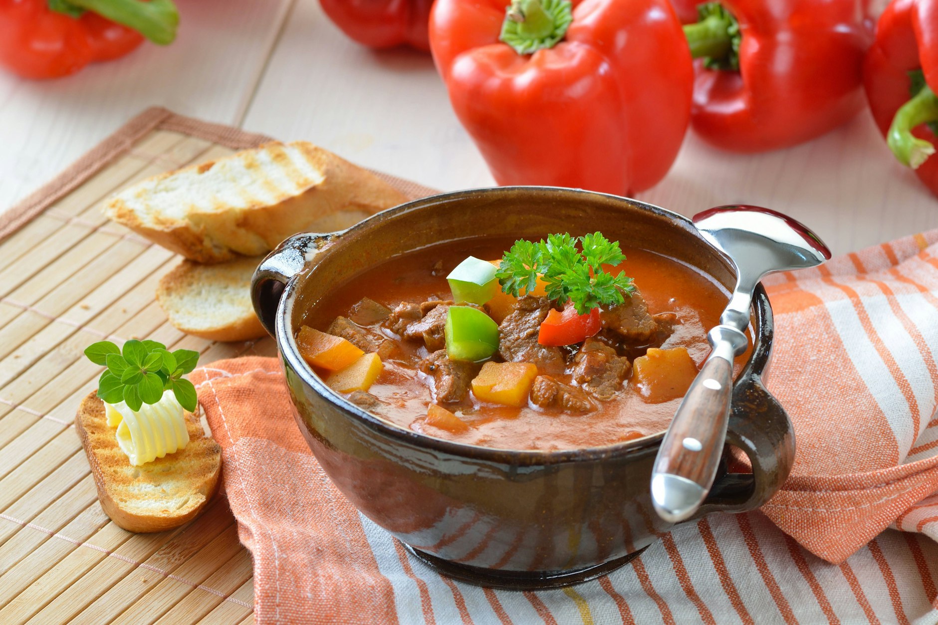 Deftige Gulaschsuppe - einfach köstlich! Nicht nur an kalten Tagen.