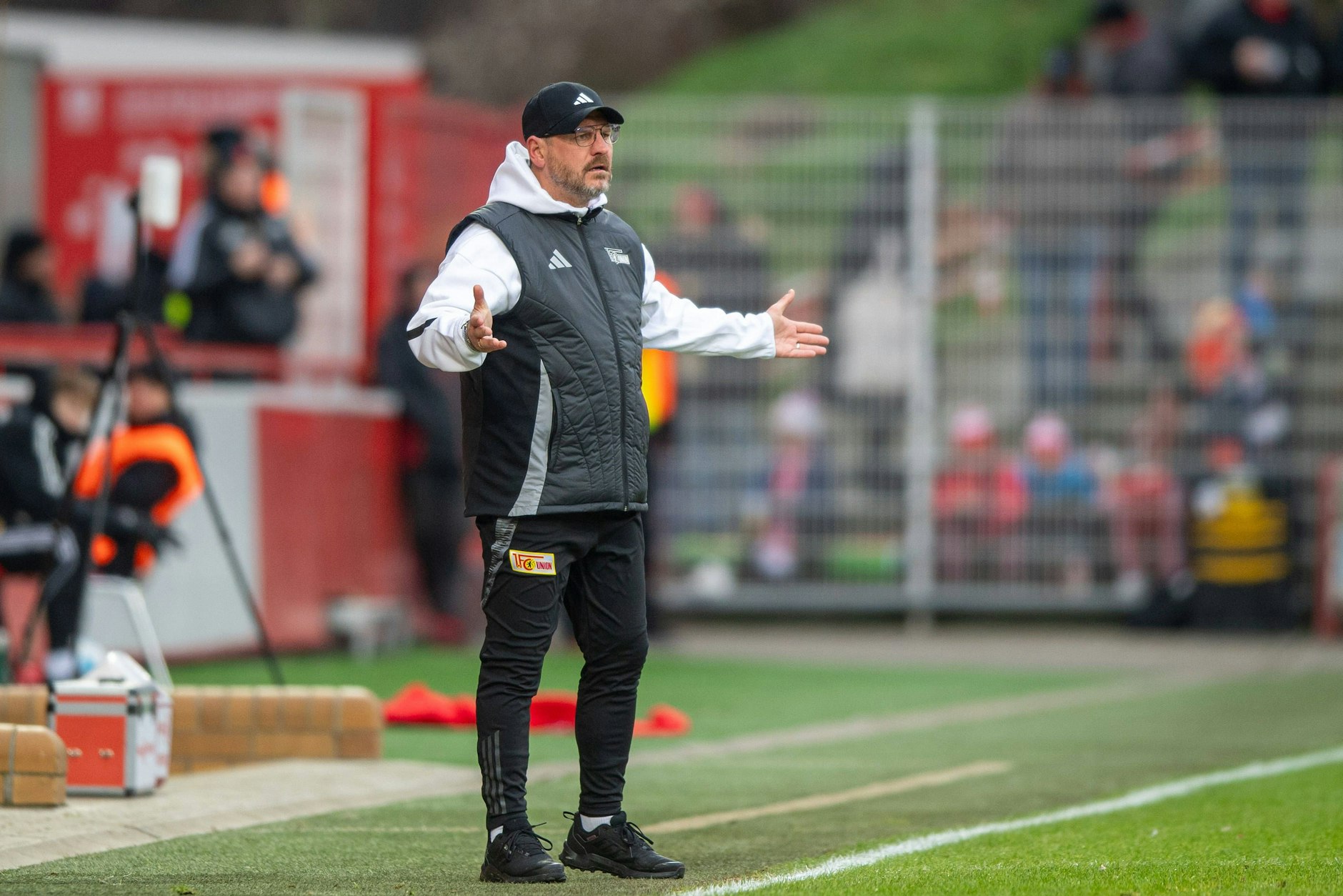 Union-Trainer Steffen Baumgart tigerte im Test gegen Kiel ständig auf und ab und war trotz der 1:2-Pleite zufrieden mit der Leistung seiner Mannschaft.