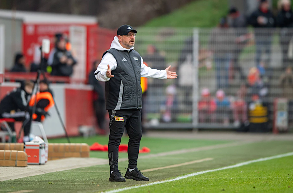 Union-Trainer Steffen Baumgart tigerte im Test gegen Kiel ständig auf und ab und war trotz der 1:2-Pleite zufrieden mit der Leistung seiner Mannschaft.