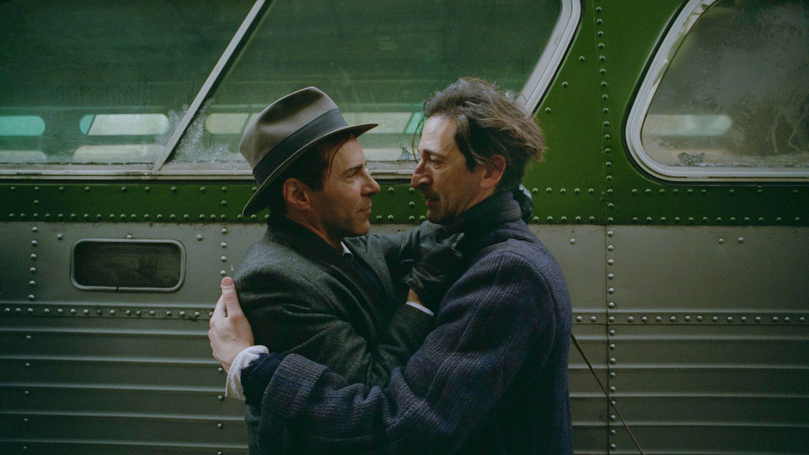 Analog gedreht auf 70 mm: Für seinen Part in The Brutalist musste Hollywood-Star Adrien Brody, rechts an der Seite von Alessandro Nivola, Ungarisch lernen.