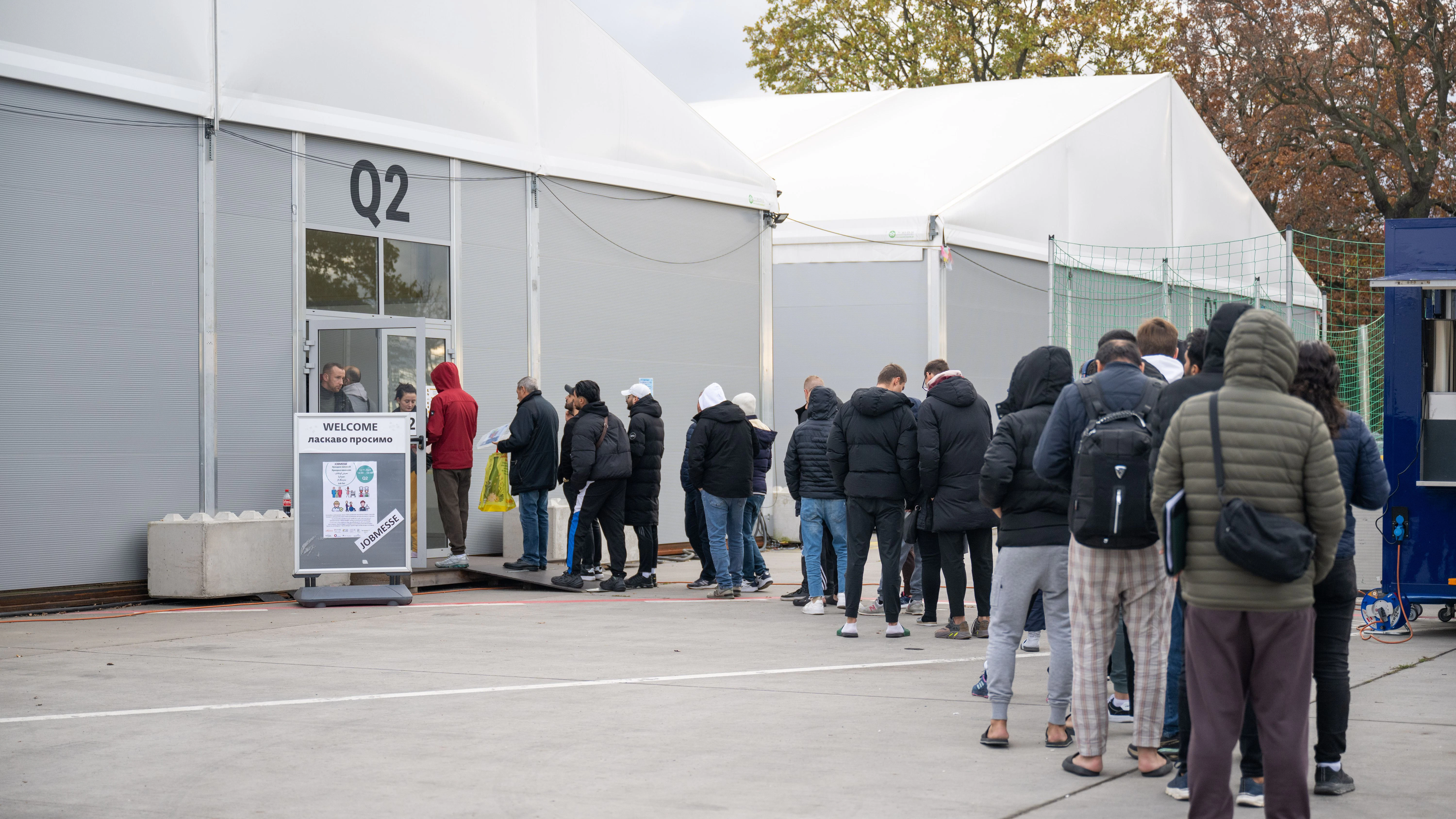 Am ehemaligen Berliner Flughafen Tegel stehen Flüchtlinge vor einer Leichtbauhalle an. Die Bedingungen dort sind unzumutbar.