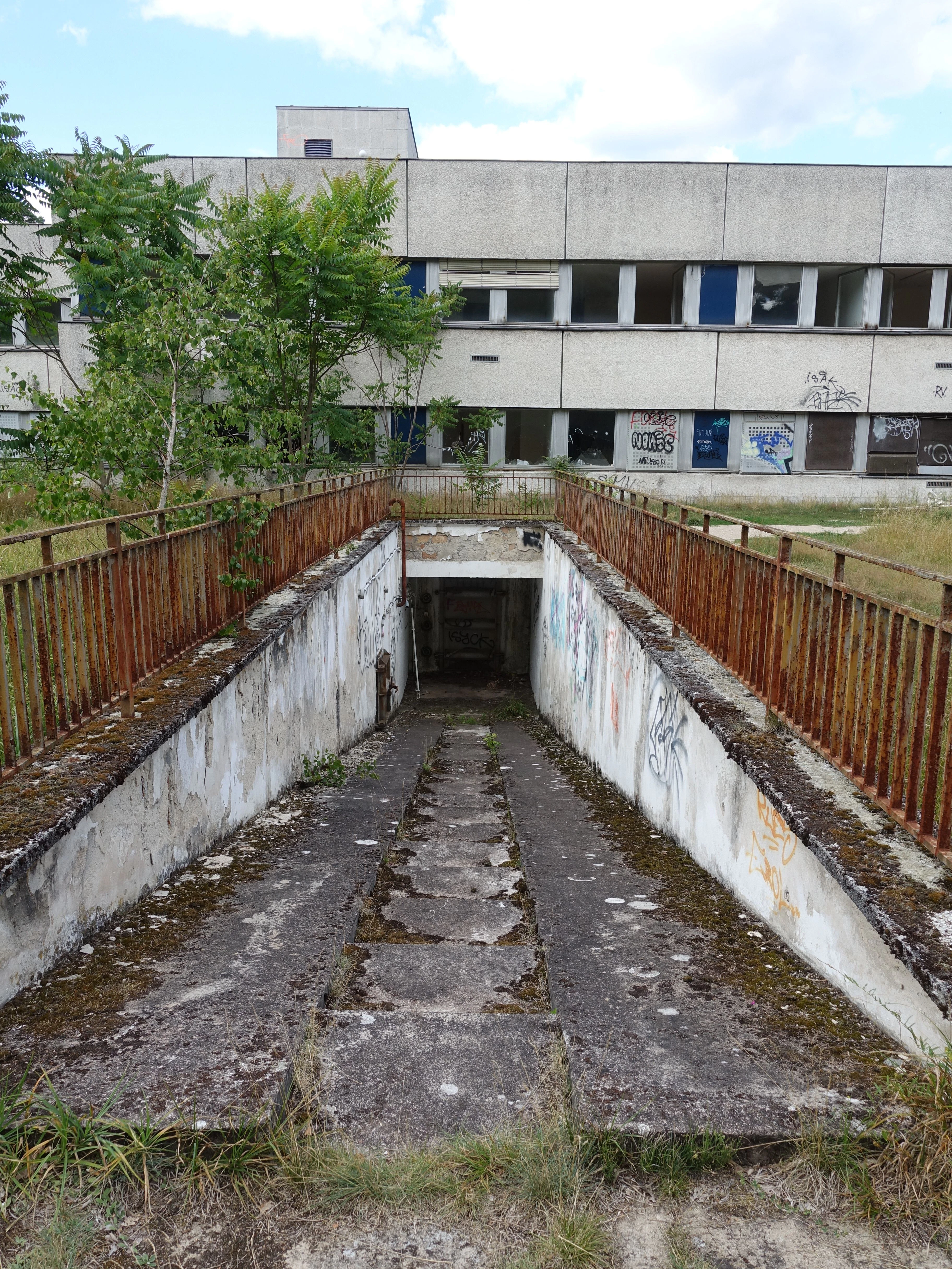 Das einstige DDR-Regierungskrankenhaus steht seit 2007 leer und verfällt.