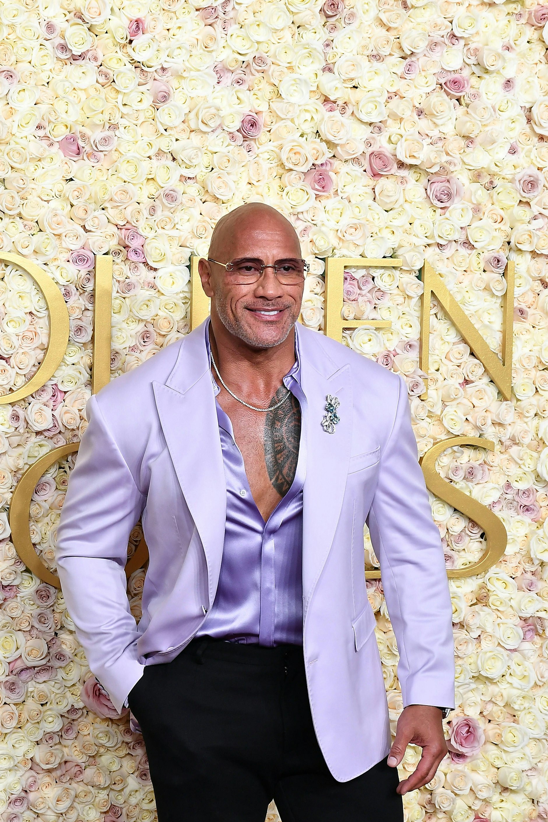 <strong>TOP/FLOP:</strong> Gut, <strong>The Rock</strong> umweht ja immer etwas Halbseidenes, doch das fliederfarbene Jackett zum violetten Hemd in Puffoptik ist etwas viel des Guten, zumal zu weit geöffnet. Aber was sollen wir sagen? Er kann’s tragen.