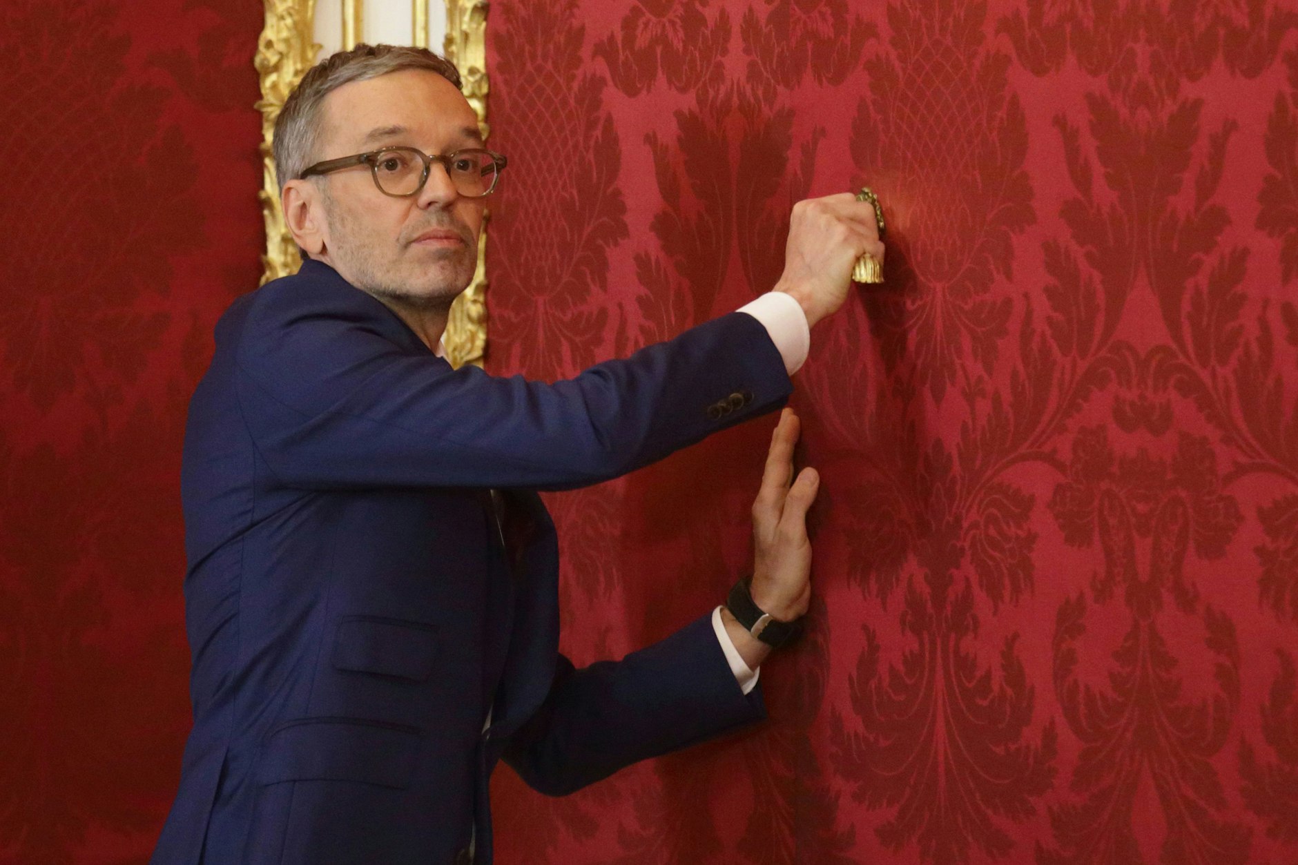 Herbert Kickl verlässt die Kanzlei des Bundespräsidenten in der Hofburg mit einem Auftrag zur Regierungsbildung.