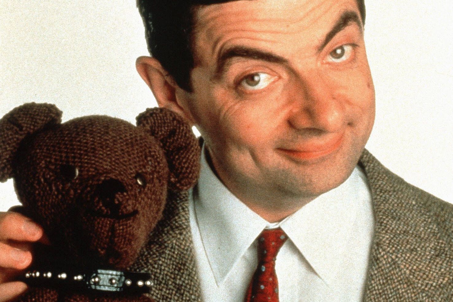 Rowan Atkinson als Mr. Bean im Jahr 1997 mit Teddy, er ebenfalls Kult wurde.