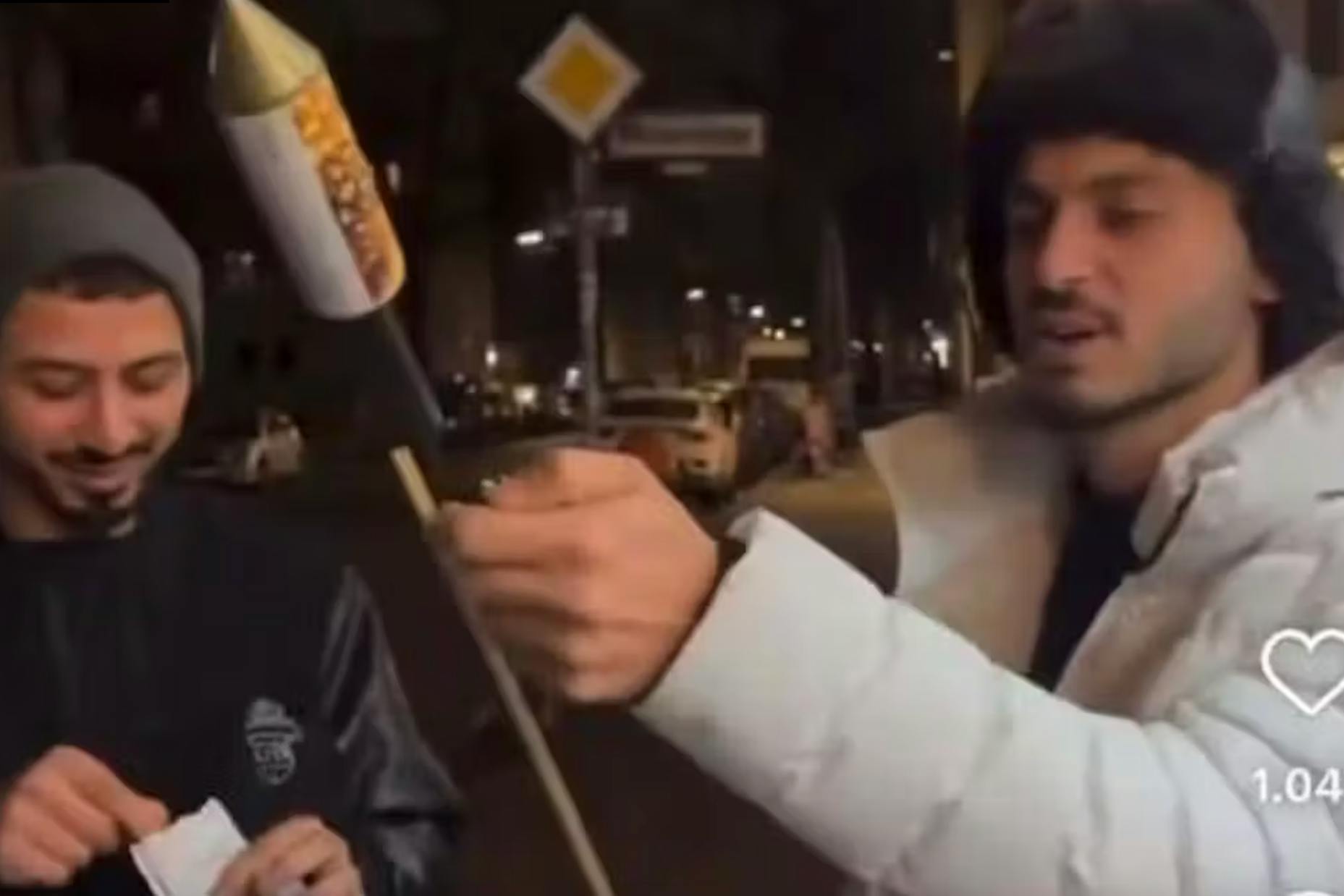 Der Moment, in dem der Böller-Chaot die Rakete anzündet.