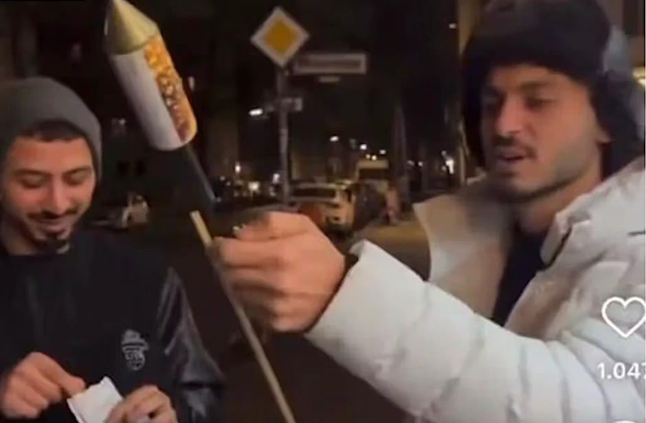 Der Moment, in dem der Böller-Chaot die Rakete anzündet.
