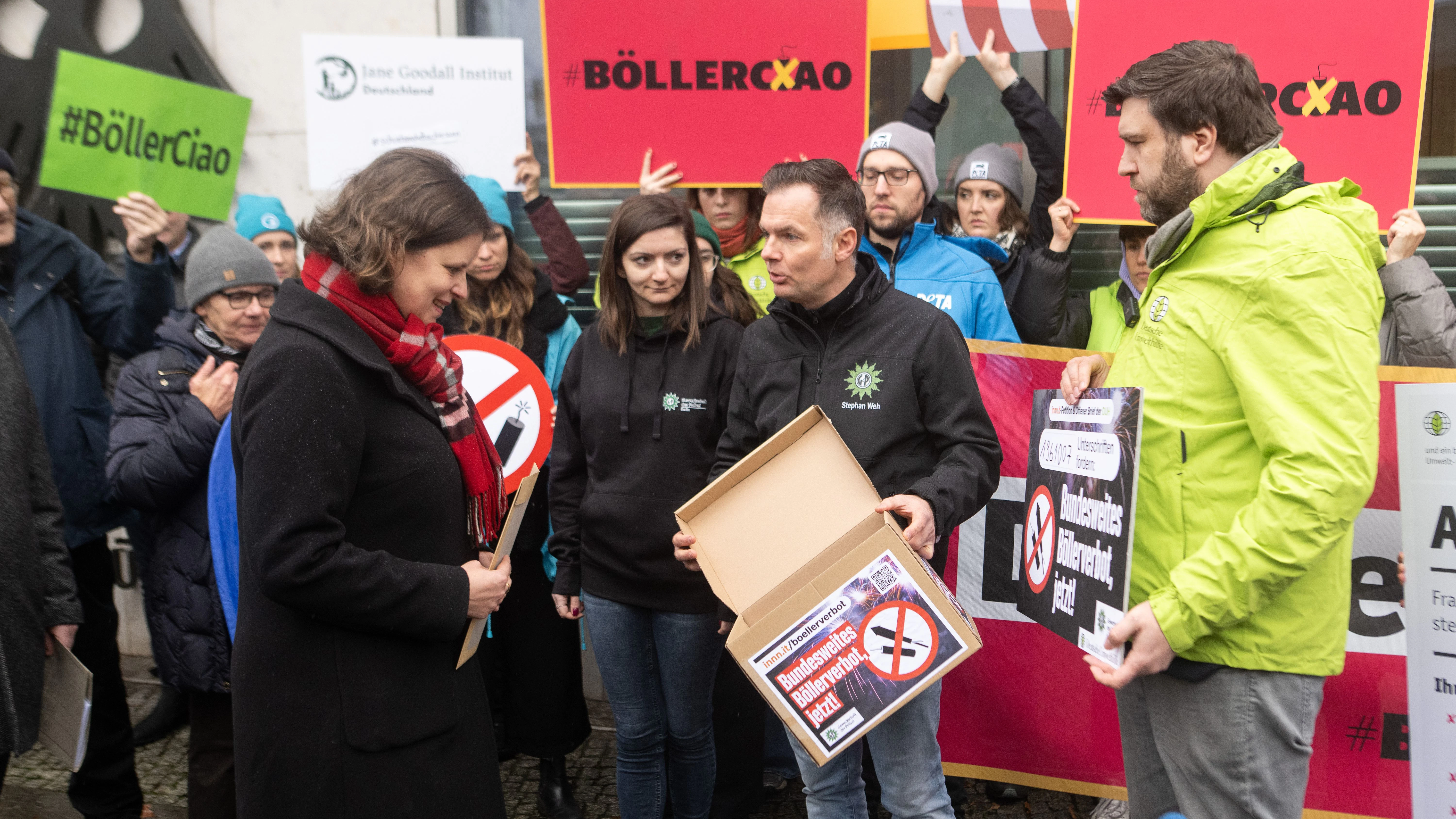 Innen-Staatssekretärin Juliane Seifert (SPD) erhält vom Berliner GdP-Chef Stephan Weh (Mi.) und von Mathias Walter (Mitglied der Bundesgeschäftsführung bei der Deutschen Umwelthilfe) die Petition zum Böllerverbot überreicht.
