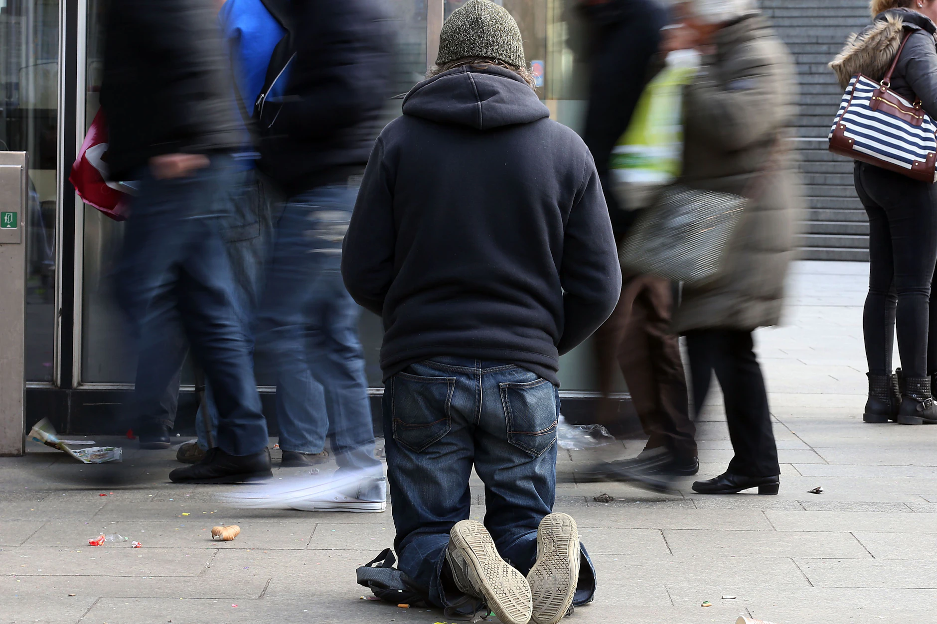 Der Deutsche Knigge-Rat empfiehlt, bettelnden Menschen freundlich und respektvoll zu begegnen.