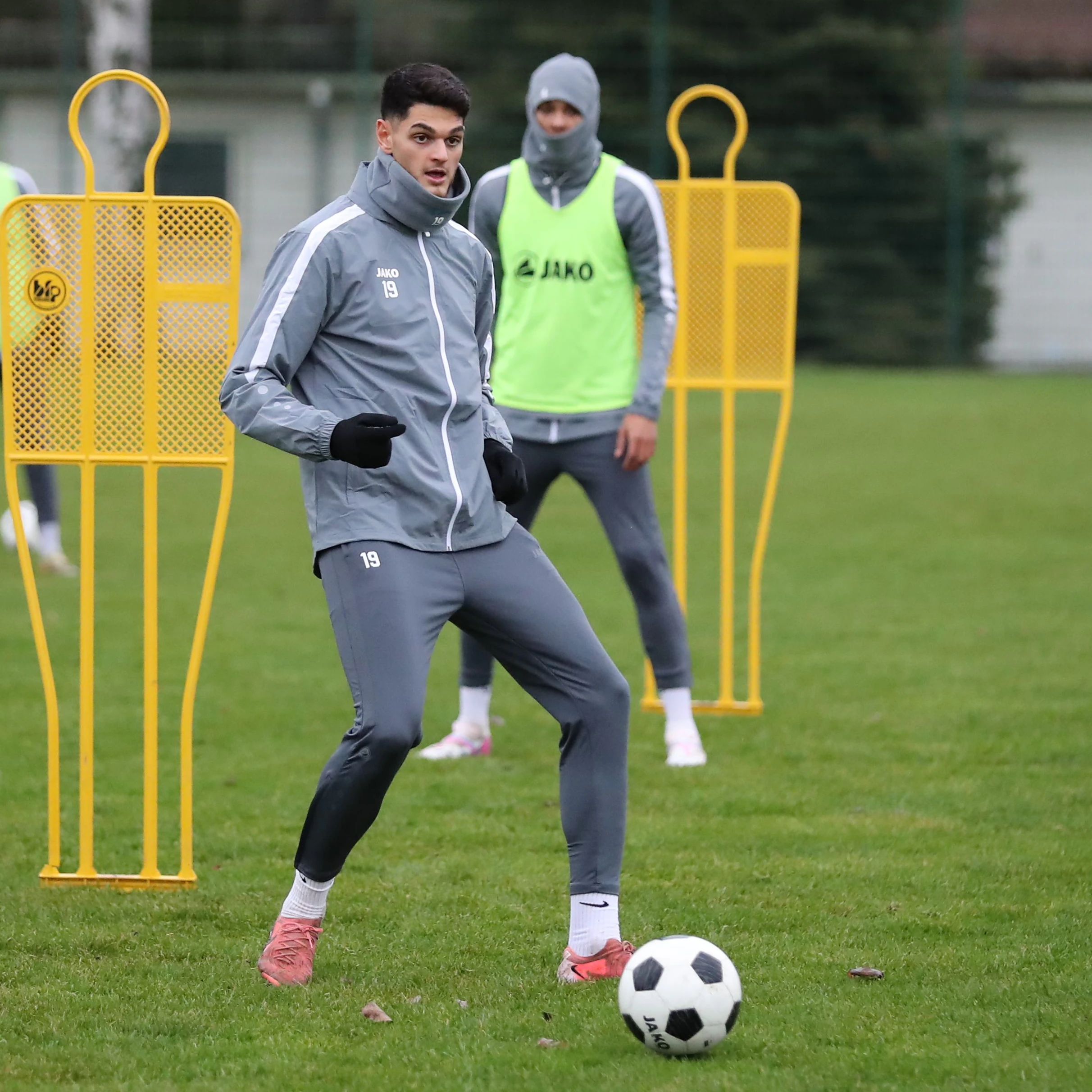 Mit seinen 1,95 m überragt Fatih Baca alle anderen Dynamo, trotz der Größe ist er auch gut am Ball.