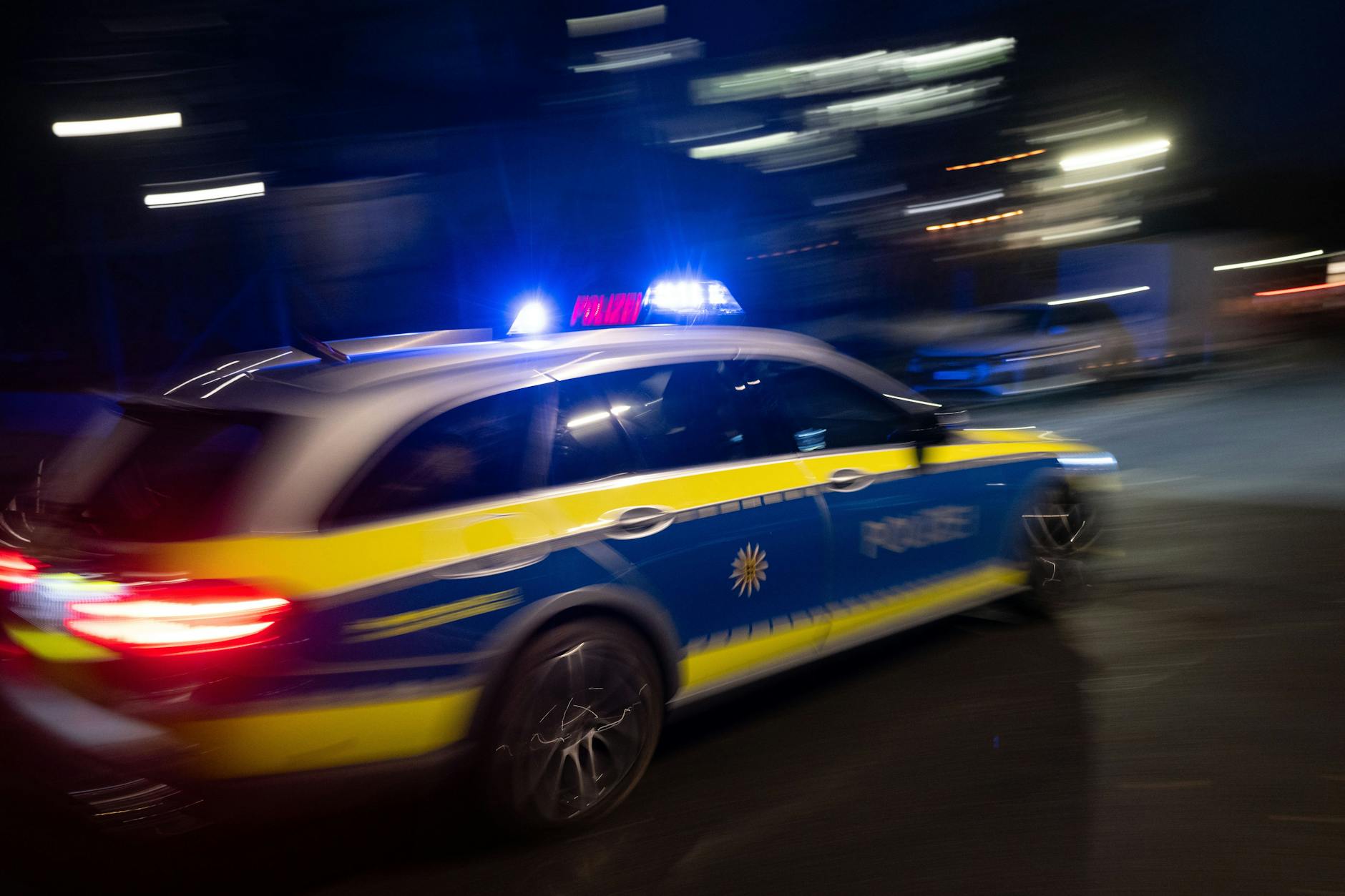 Ein Polizeiauto wurde durch einen 42-Jährigen schwer beschädigt.
