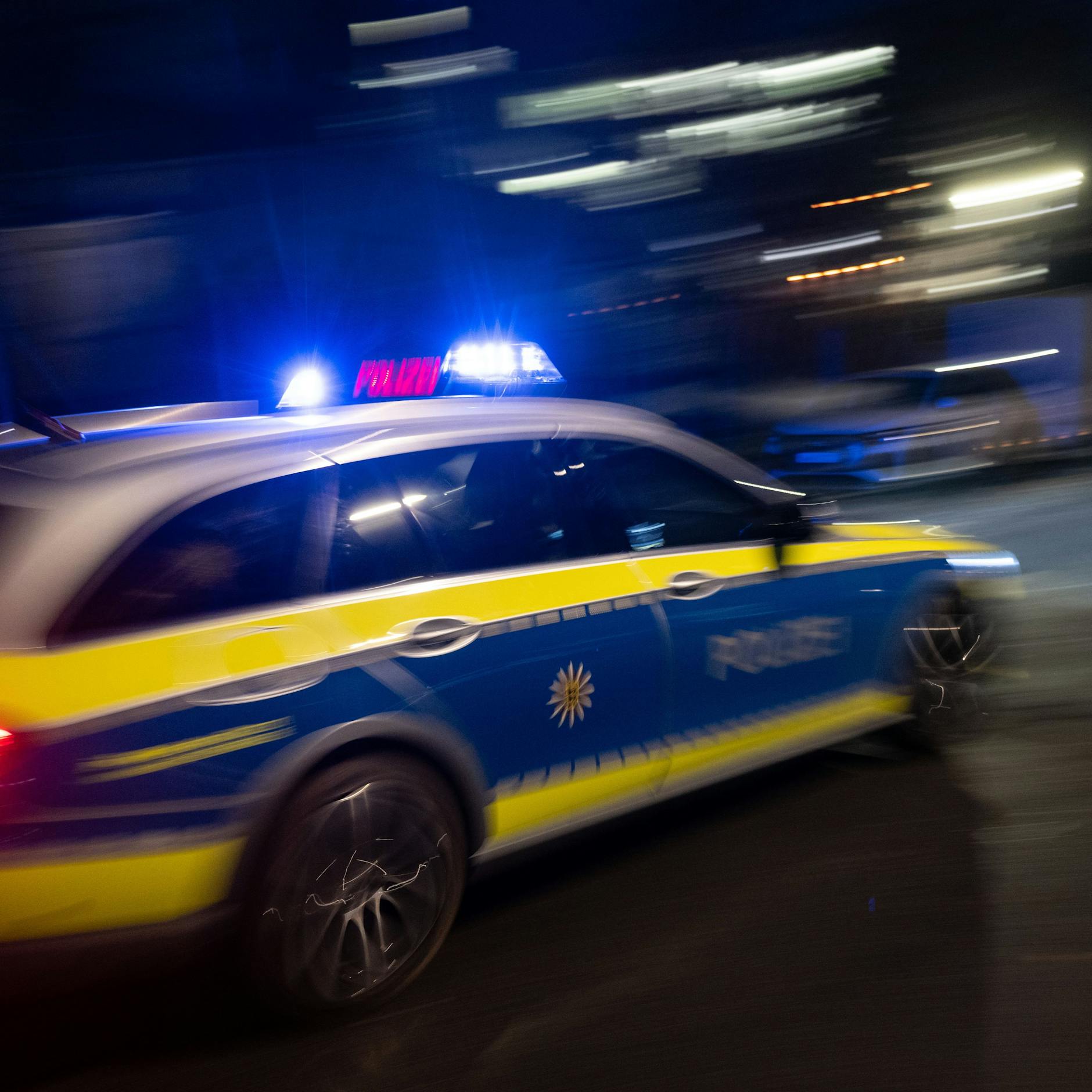 Image - Am Bahnhof Zoo Berlin: Mann schlägt mit Verkehrsschild auf Polizeiauto ein
