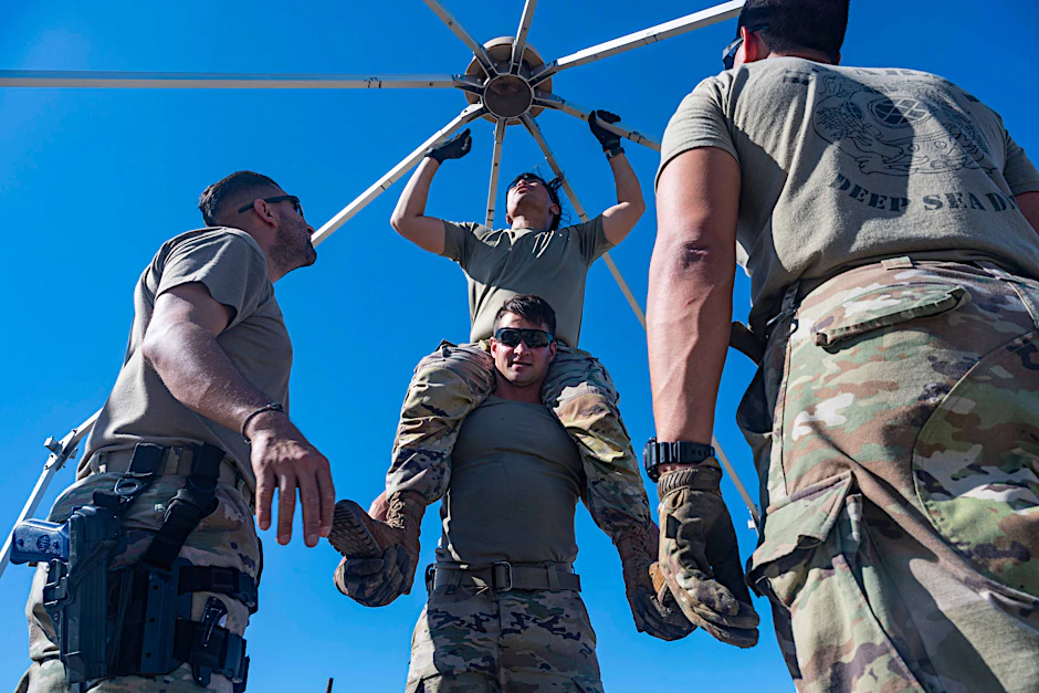 US-Militärpersonal baut während einer Übung auf dem Luftwaffenstützpunkt Soto Cano in Honduras ein Zelt auf.