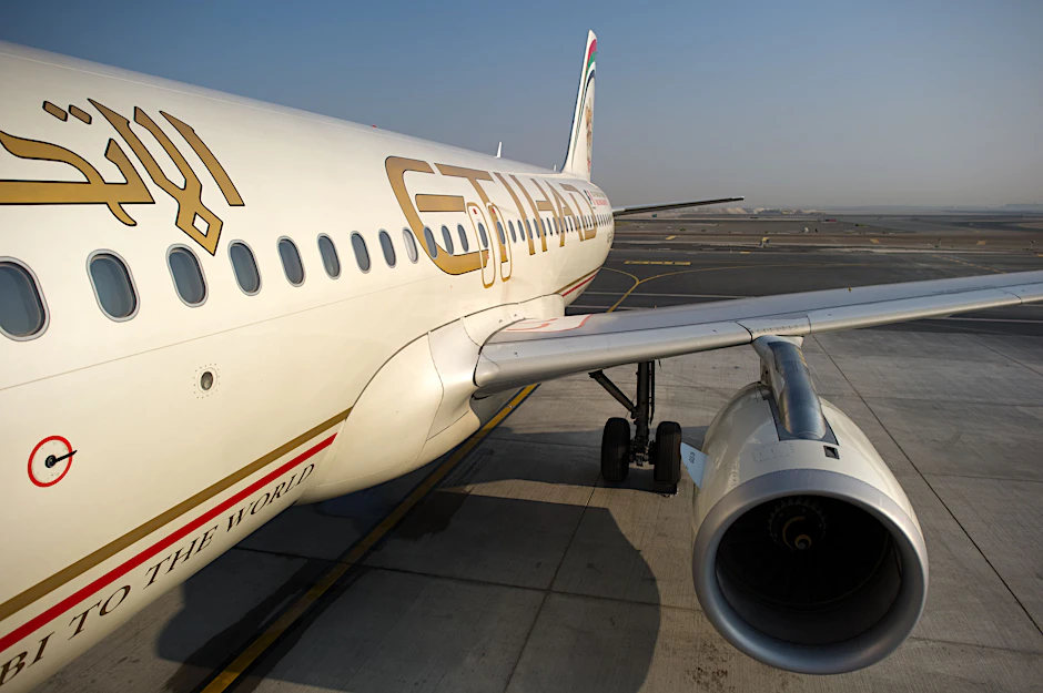 Ein Flugzeug der Etihad Airways, aufgenommen auf dem Flughafen von Doha. (Symbolbild)