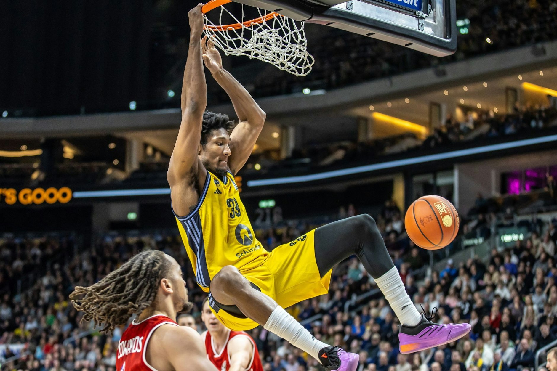 Albas David McCormack legt den Ball in den Korb und hält sich noch ein bisschen oben fest.