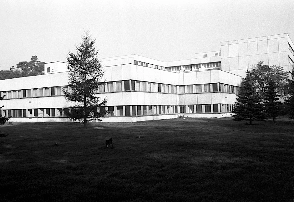 Das einstige DDR-Regierungskrankenhaus in Berlin-Buch. Die Aufnahme entstand 1990.