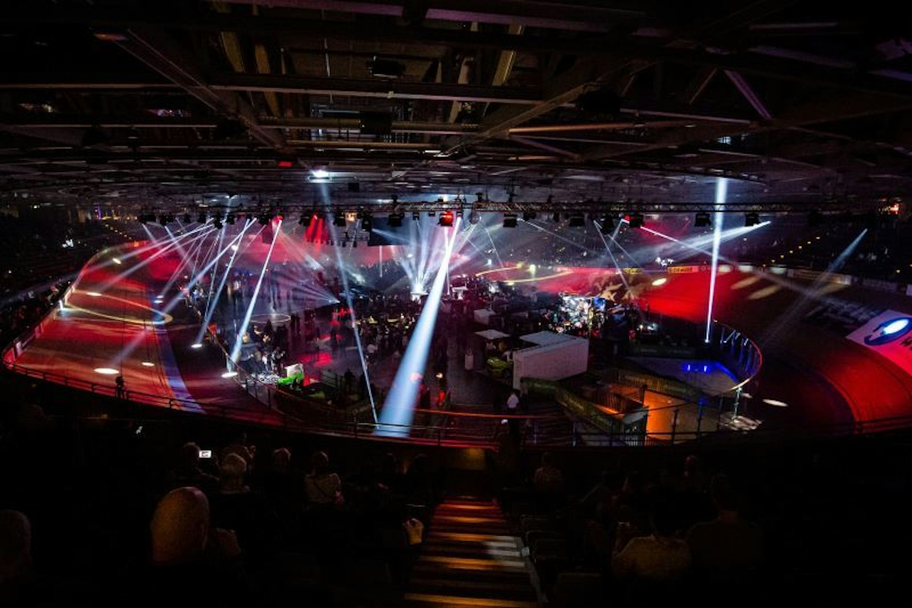 ... und neben dem Rennen gibt es eine tolle Lichtshow und für Mega-Stimmung sorgt den ganzen Abend ein DJ.