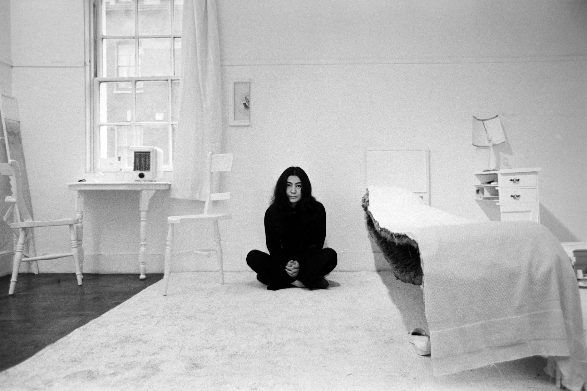 Yoko Ono in „Half-A-Room“, Installationsansicht bei der Show „Half-a-Wind“ in der Lisson Gallery, London, 1967