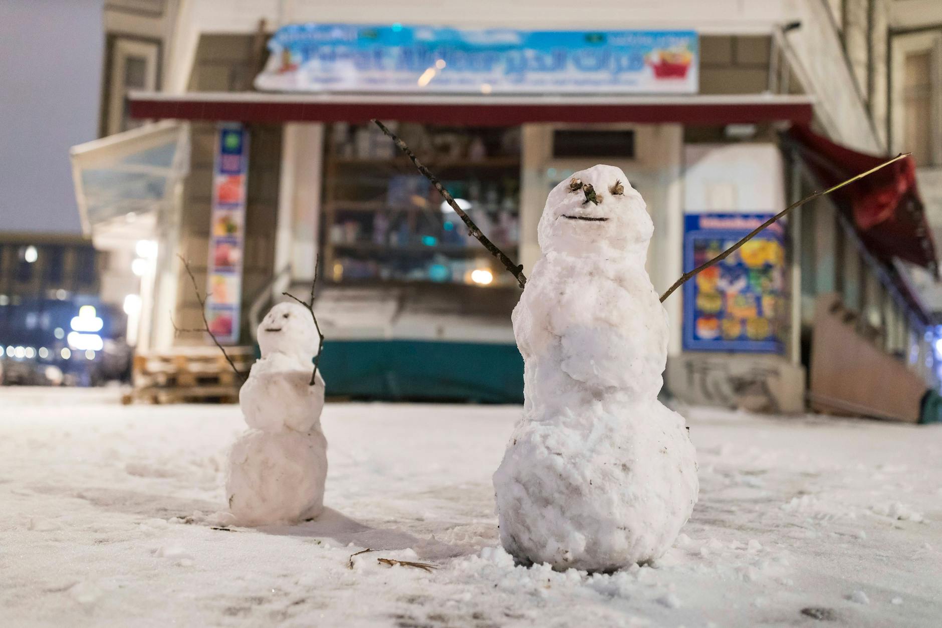 Zwei Schneemänner stehen in Berlin Moabit. Sie werden es heute sehr schwer haben.