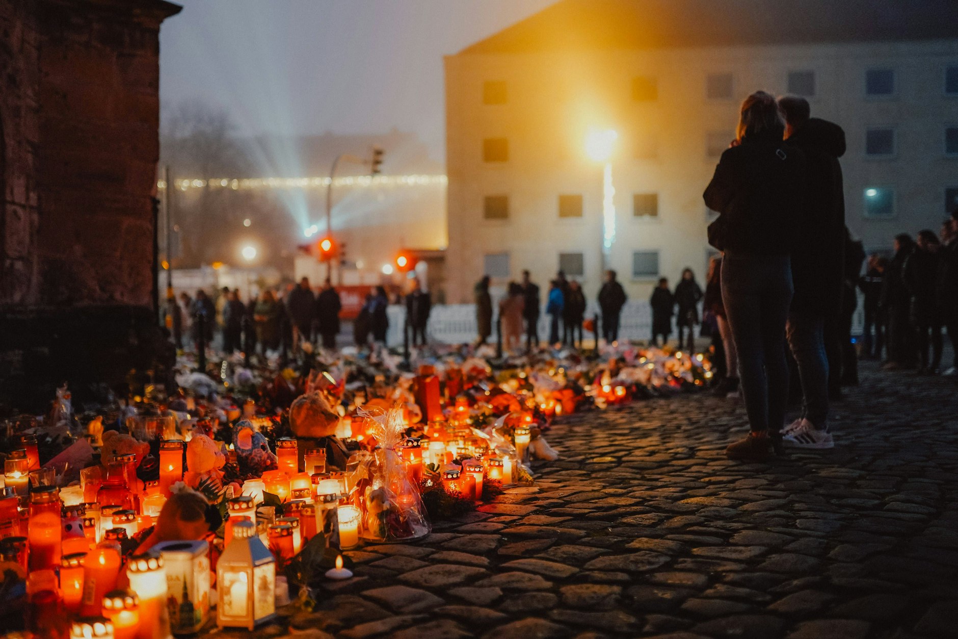 JETZT: Sechstes Todesopfer nach Anschlag in Magdeburg  – Gut zwei Wochen nach dem Anschlag auf dem Weihnachtsmarkt in Magdeburg, erlag im Krankenhaus eine weitere Frau ihren Verletzungen.