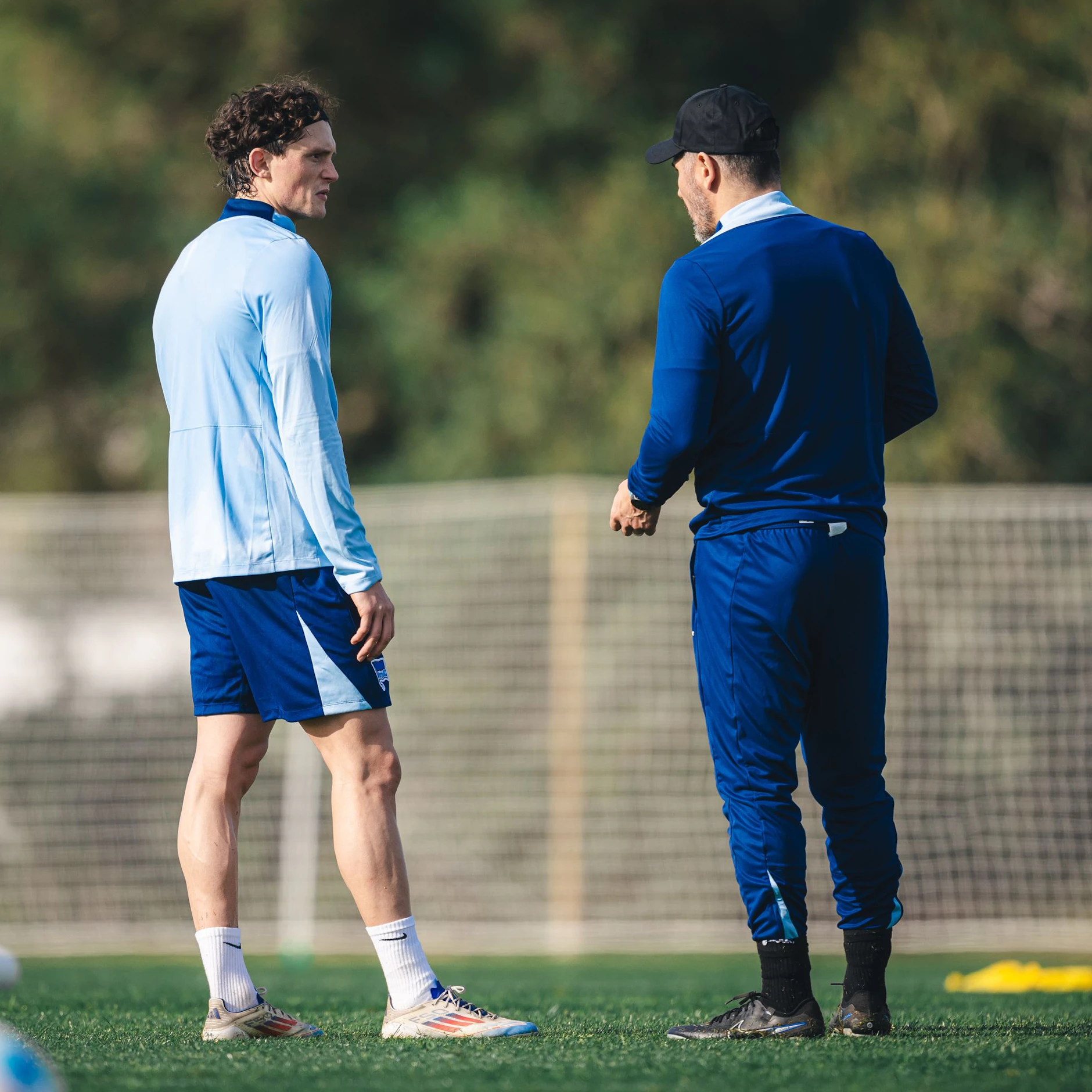 Zwischen den einzelnen Übungseinheiten tauschen sich Fabian Reese und Trainer Cristian Fiel (r.) aus.