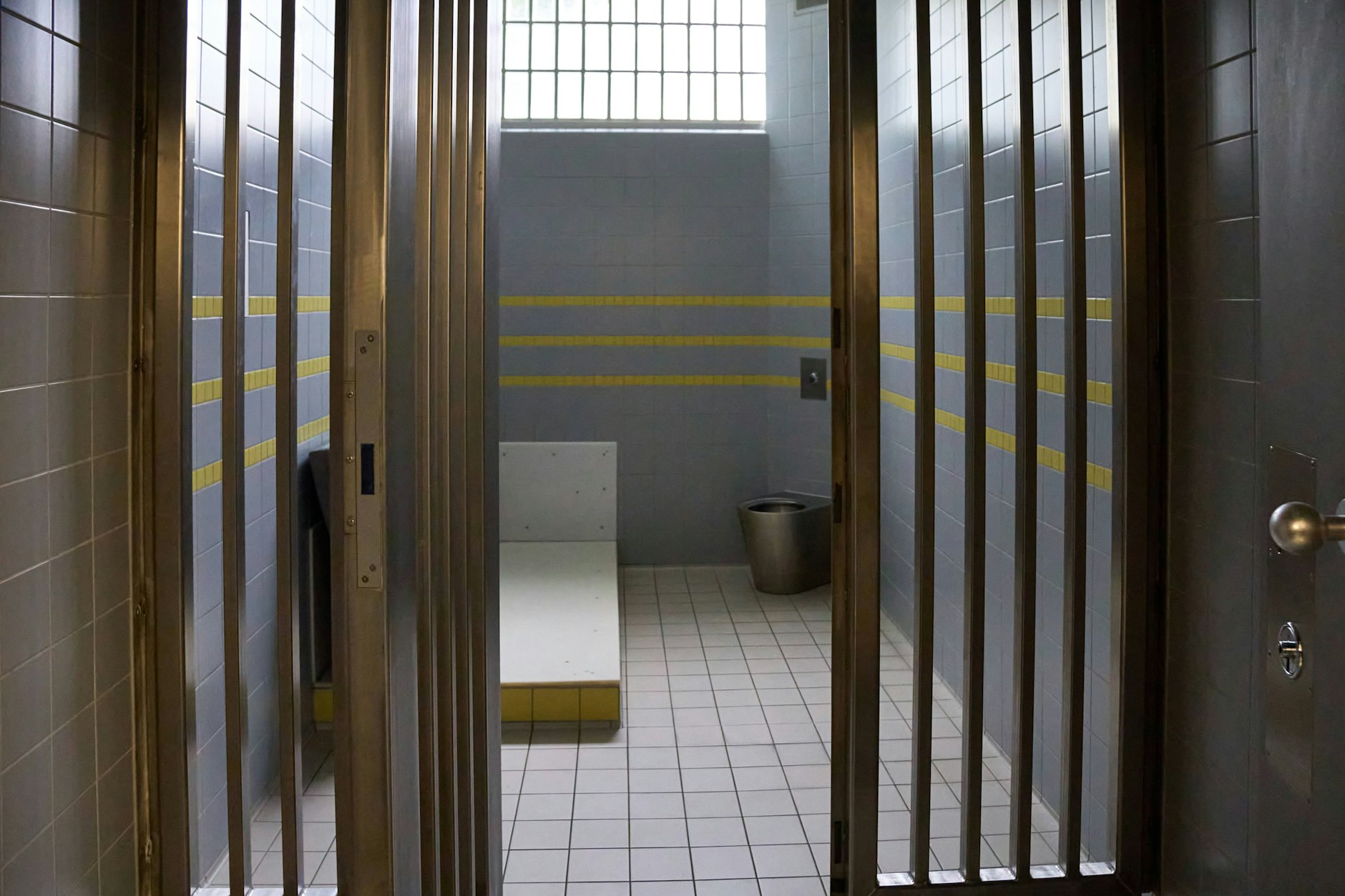 Blick in eine Arrestzelle der Bayerischen Polizei: In Treptow-Köpenick gibt es noch bis März eine Ausstellung, die das Innenleben von deutschen Gefängnissen zeigt.