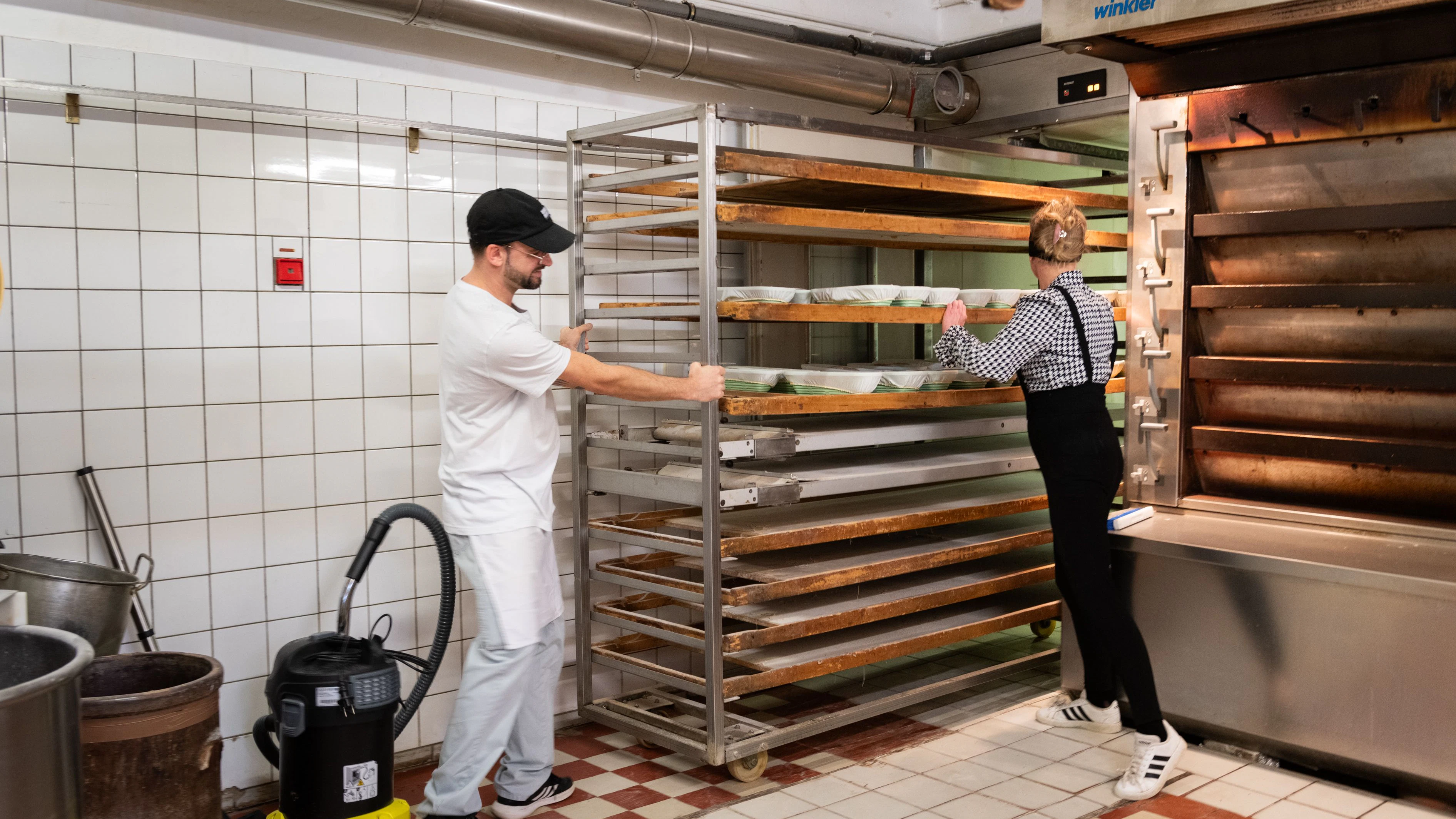 Das Sauerteigbrot wird in der Schildower Backstube in den Gärschrank geschoben.