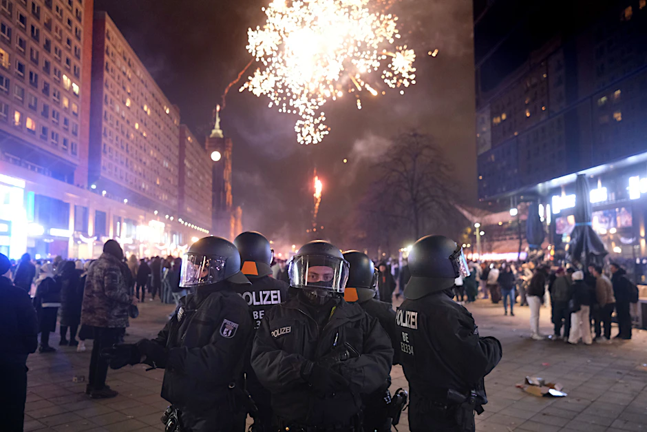 Polizisten stehen in der Silvesternacht im Bereich des Alexanderplatzes.