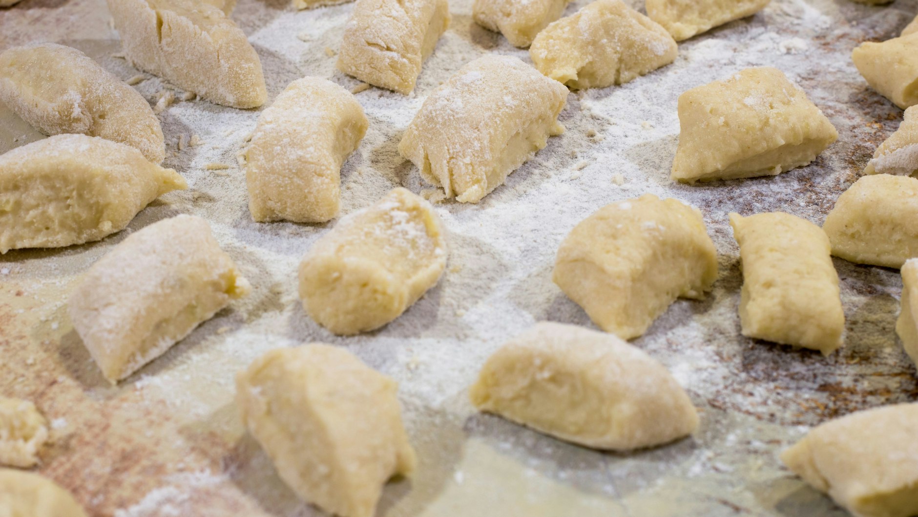 Für die Kopytka werden die Rollen aus Kartoffelteig diagonal in Stücke geschnitten.