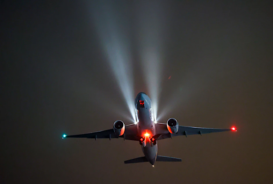 Eine Maschine im nächtlichen Anflug