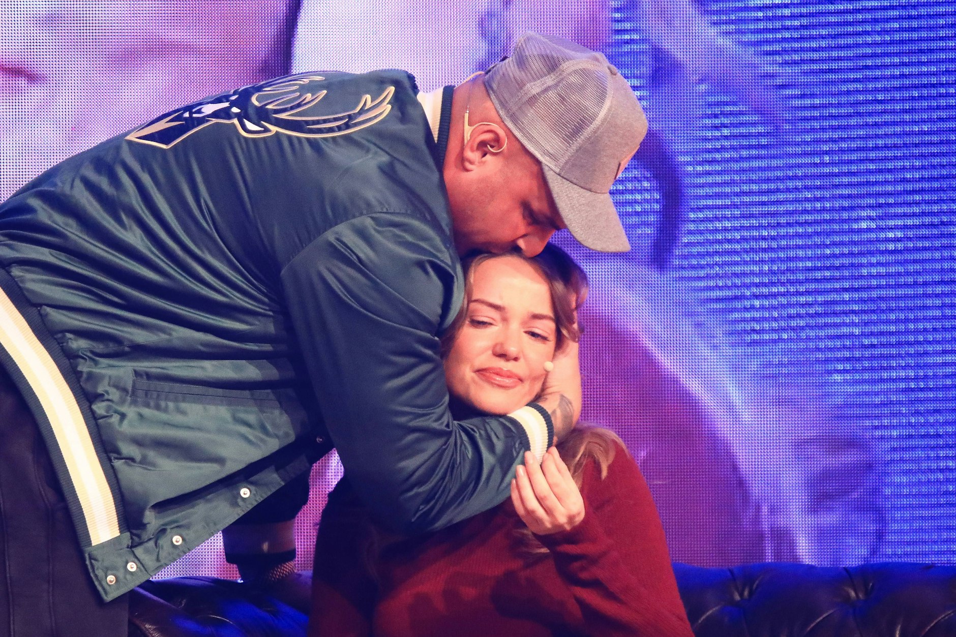 Beim Live-Event „OMG – Das Couchgespräch“ kamen Laura die Tränen, Pietro tröstete sie.