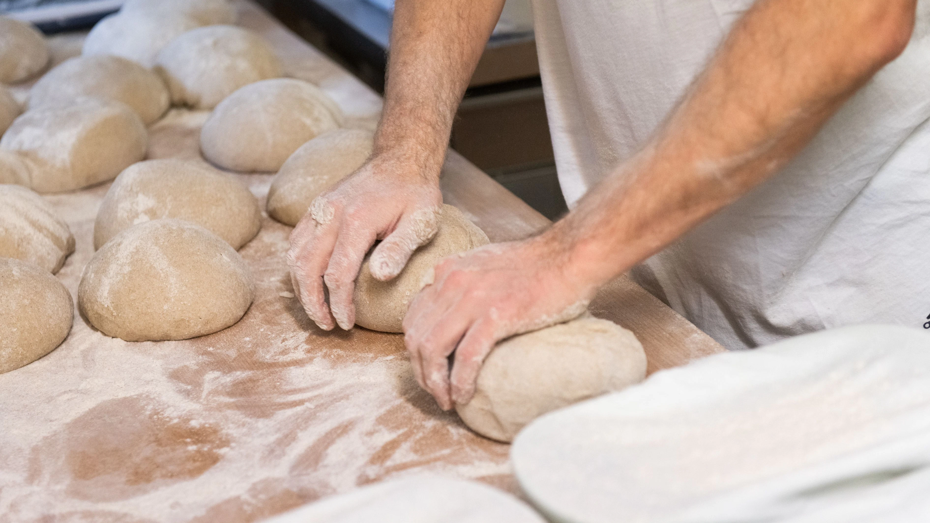 Die Sauerteigbrote werden per Hand in Form gebracht.