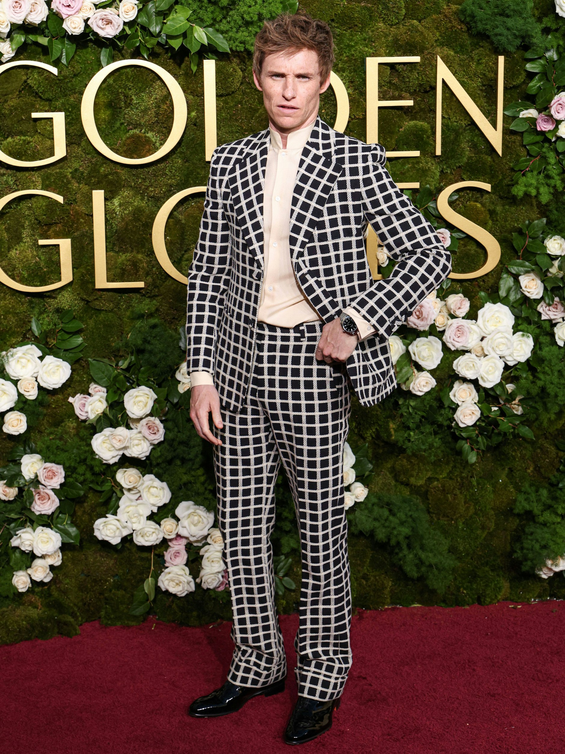 Eddie Redmayne in seinem auffälligen Anzug von Valentino bei den Golden Globe Awards.