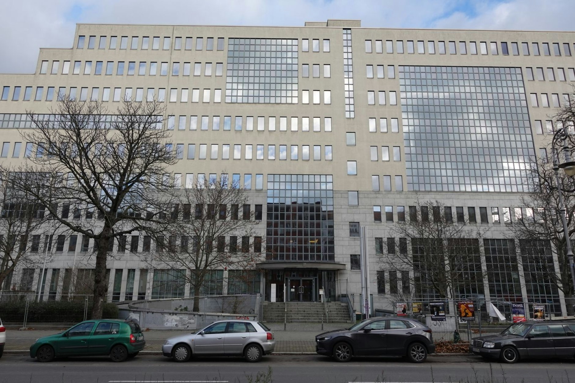 Zehn Stockwerke, 32.000 Quadratmeter Bürofläche: Das ehemalige Haus der Deutschen Rentenversicherung.