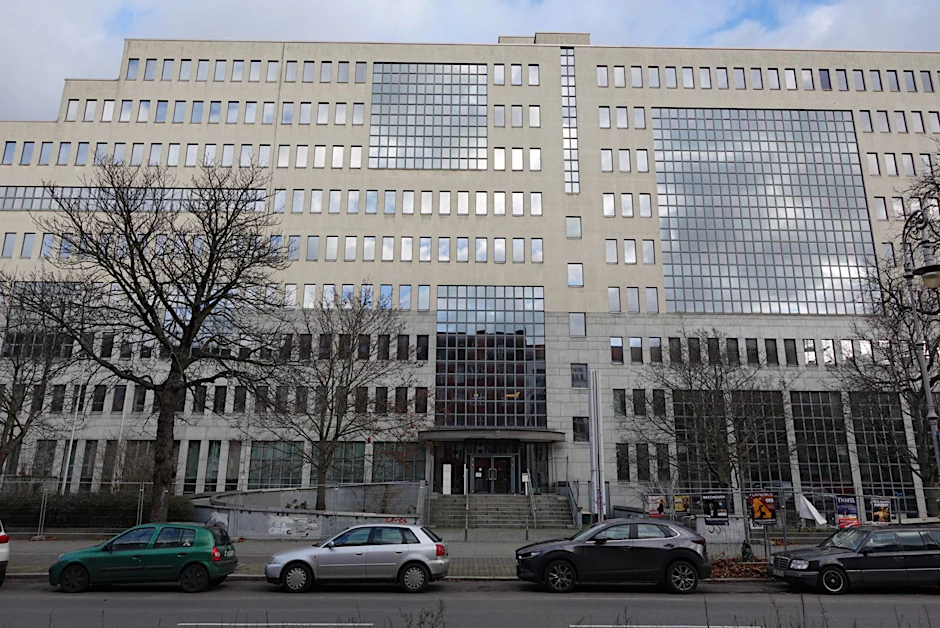 Zehn Stockwerke, 32.000 Quadratmeter Bürofläche: Das ehemalige Haus der Deutschen Rentenversicherung.