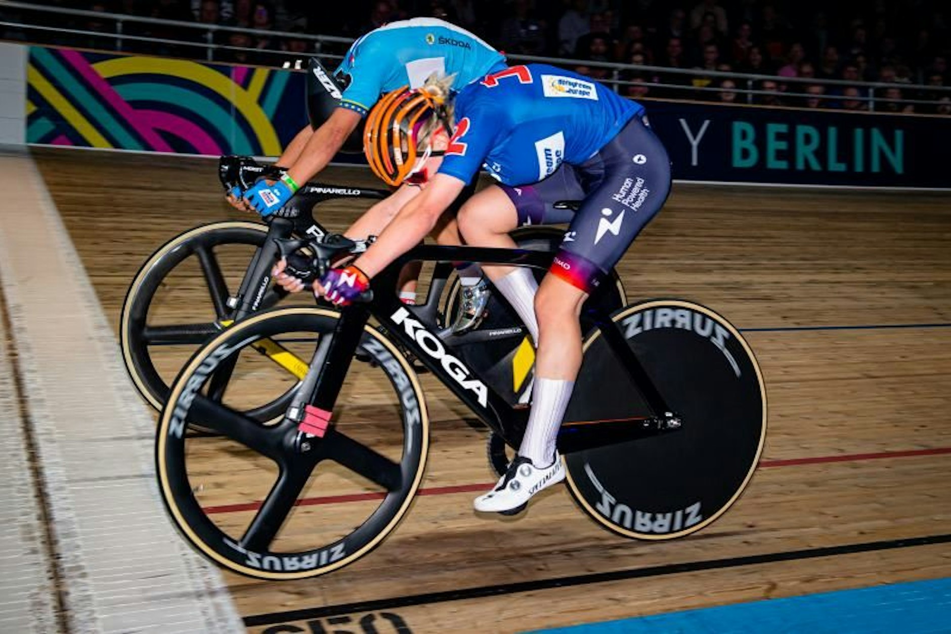 Erleben Sie packende Rennen, atemberaubende Taktiken und Kampf um jeden Zentimeter!