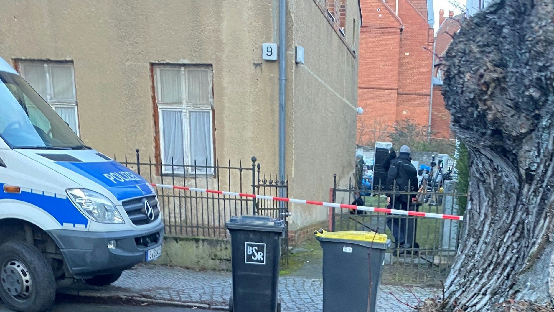 Der Hinterhof, in dem die Polizei nach der Leiche eines Vermissten sucht.