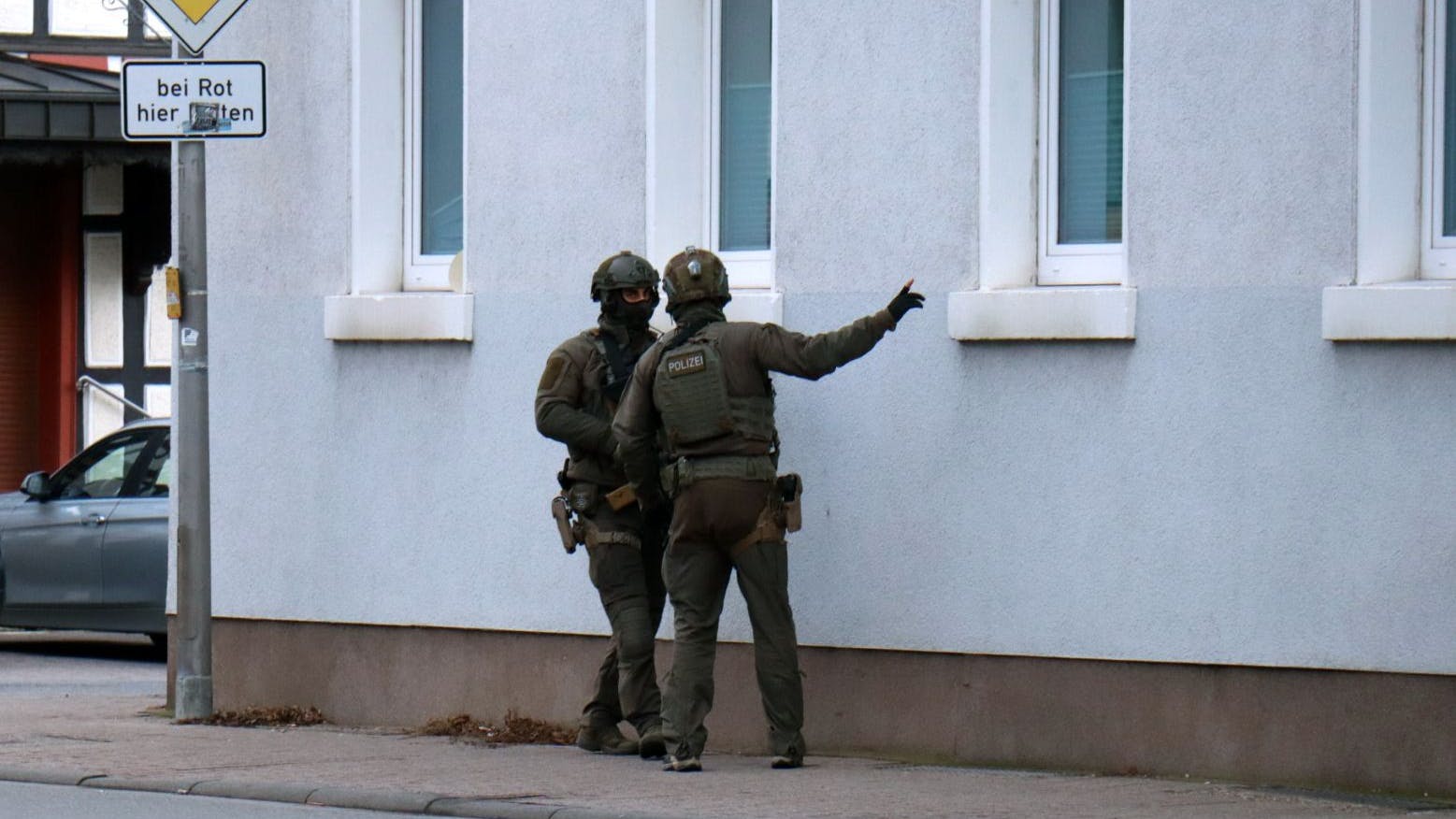 Spezialeinsatzkräfte vor der Bankfiliale.