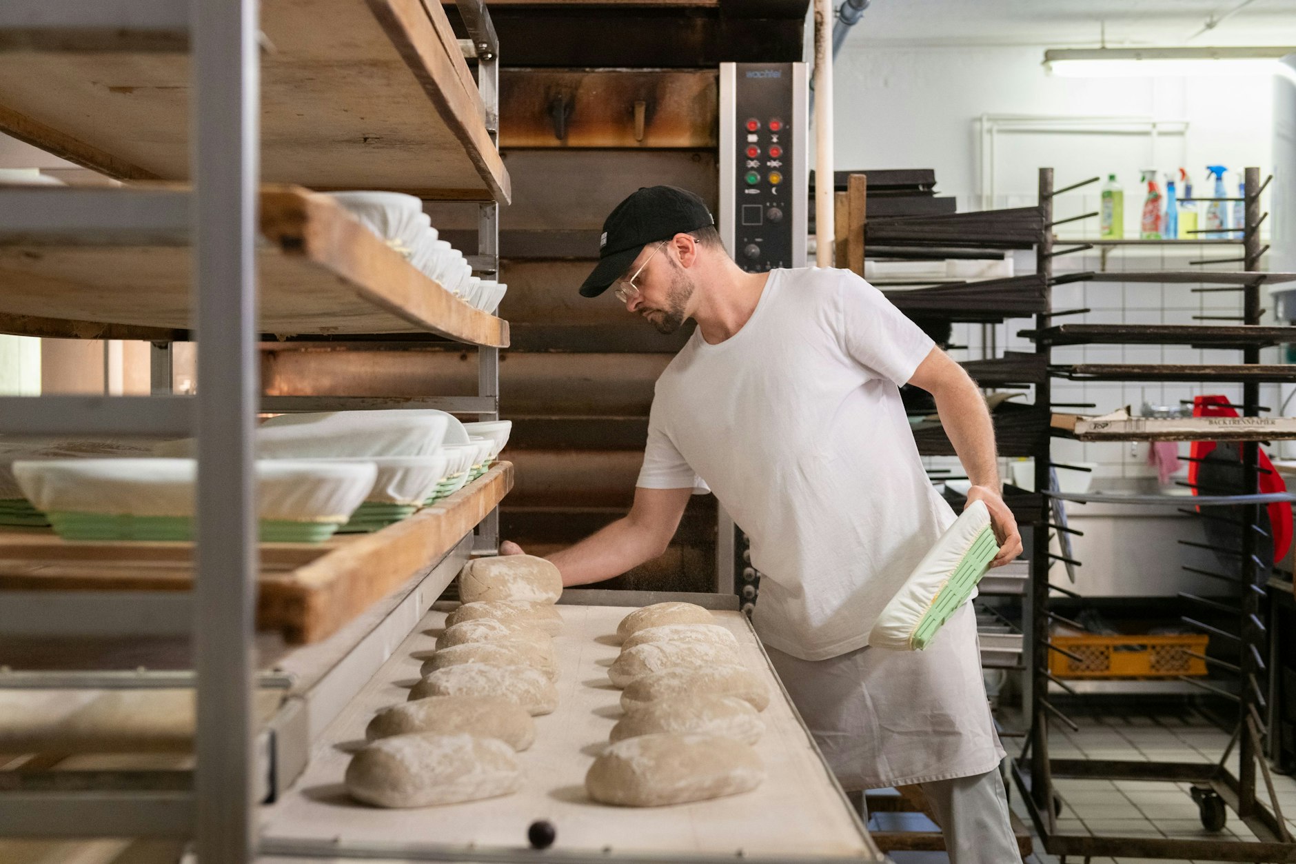 Bäcker Warren Grundig in der Backstube seiner neuen Bäckerei „Der Baeckermeister, die Naturbackstube in Schildow“ kurz vor der Eröffnung. Das Sauerteigbrot kommt gleich in den Ofen.
