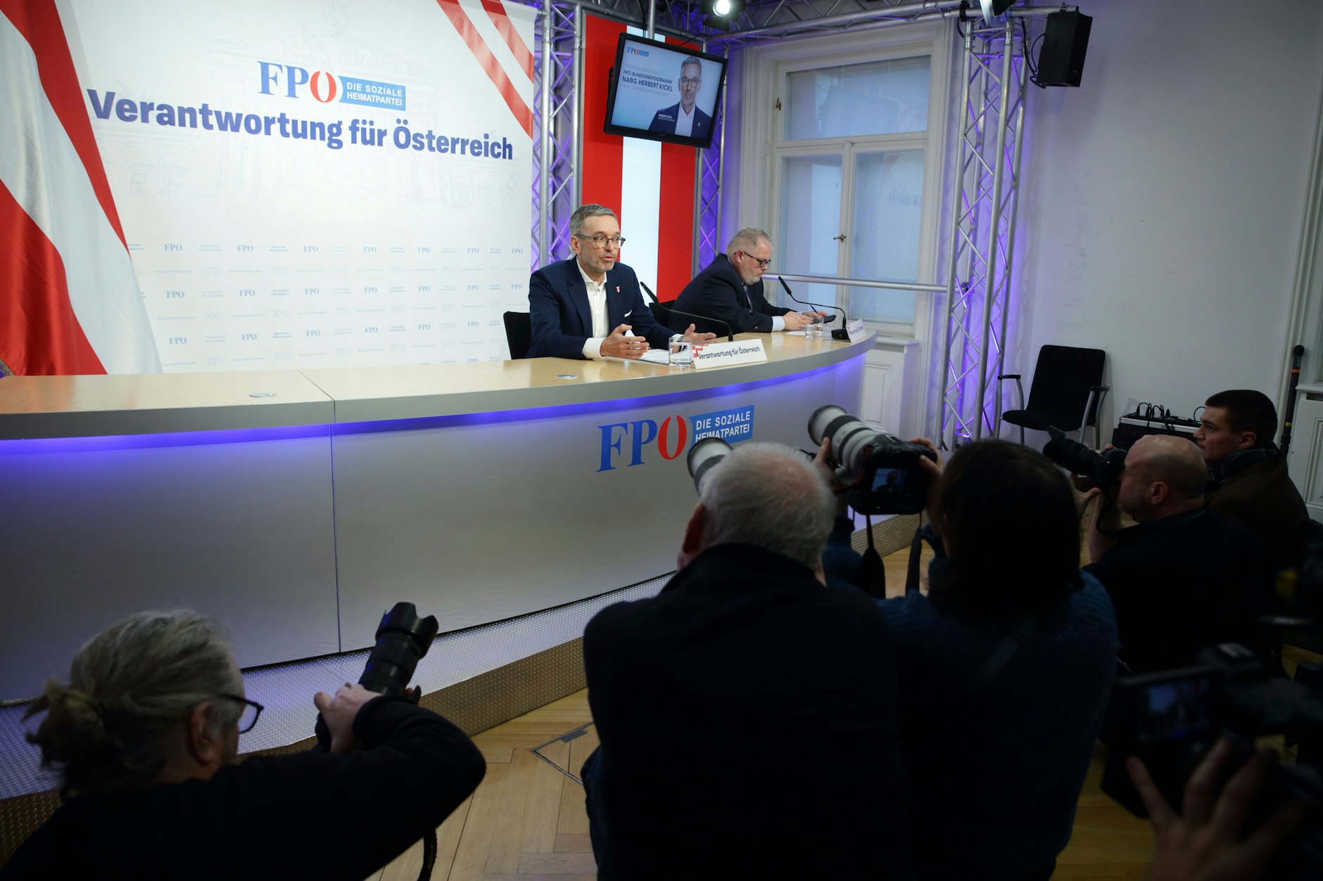 Keine Journalistenfragen erlaubt: Herbert Kickl, Vorsitzender der Freiheitlichen Partei Österreichs, spricht auf einer Pressekonferenz in Wien am 7. Januar 2025, nachdem er den Auftrag zur Regierungsbildung erhalten hat.