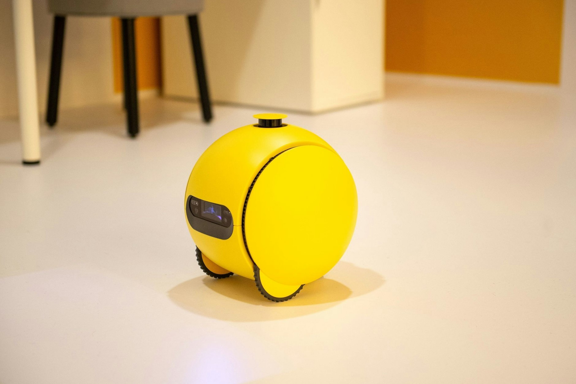 Samsung demonstriert am Rande der Technikmesse CES den Haushaltsroboter Ballie AI. Er kann mit Menschen kommunizieren und hat einen Projektor.