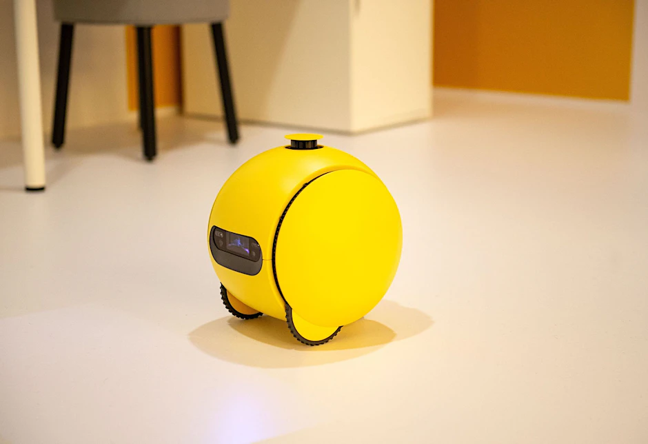 Samsung demonstriert am Rande der Technikmesse CES den Haushaltsroboter Ballie AI. Er kann mit Menschen kommunizieren und hat einen Projektor.