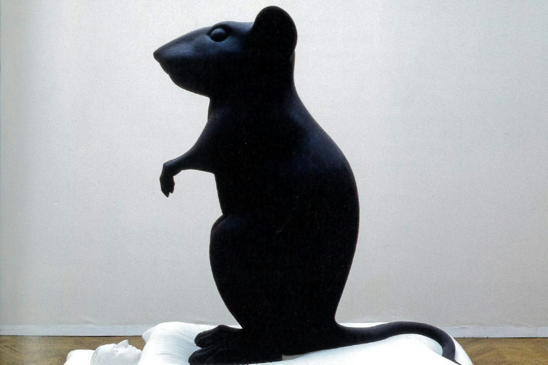 „Mann und Maus“ von Katharina Fritsch