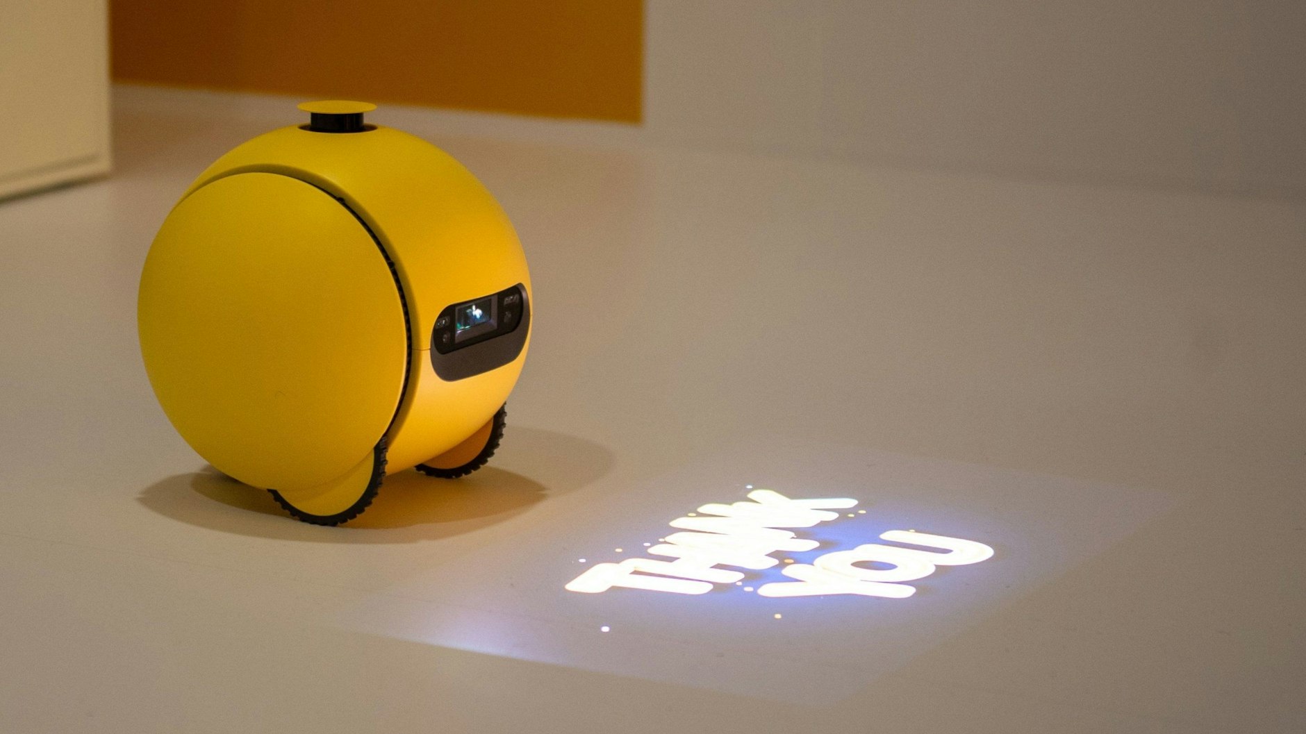 Haushaltsroboter Ballie AI von Samsung. Offenbar ein höflicher Typ – „Thank you“ (Danke) kann er jedenfalls sagen.