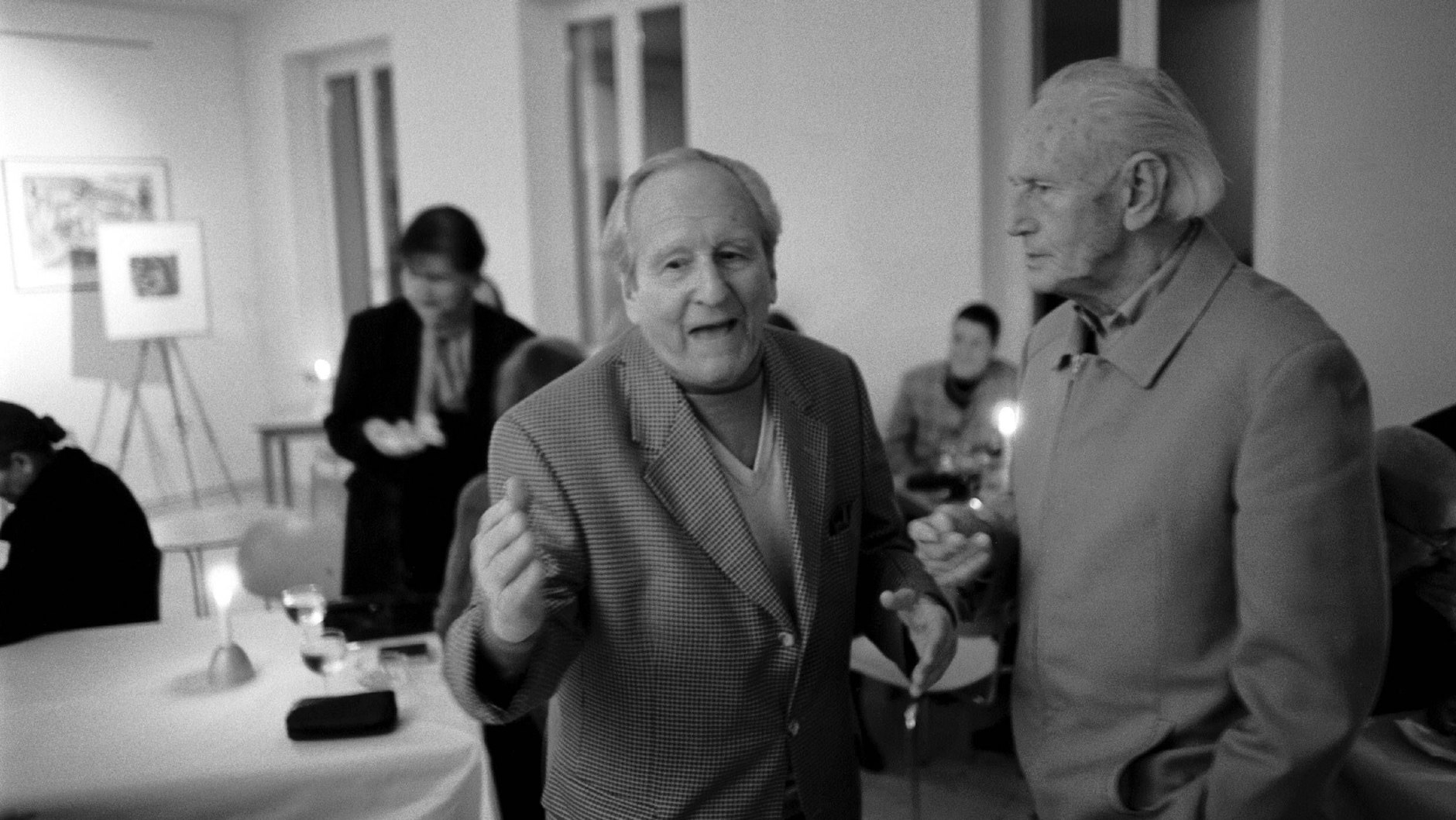 DDR-Musik-Genie Kurt Schwaen (r.) 1999 im Berliner Salon der Künstlerin Gisela Kurkhaus-Müller.