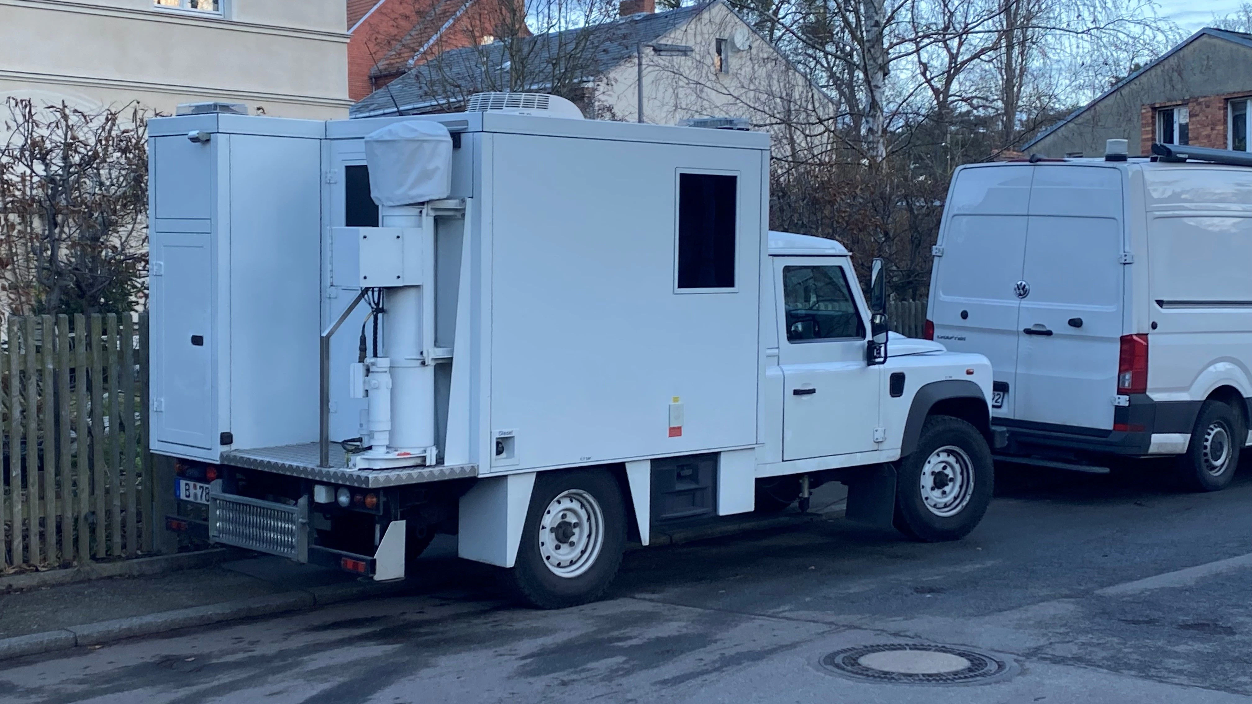 Der Spezialeinsatzwagen mit 3D-Scanner vor dem Einsatzort in Berlin-Wannsee